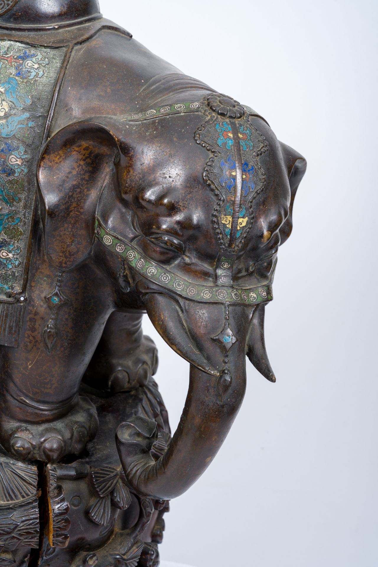 A large Japanese bronze and champleve enamel elephant on a carved wood base, Meiji, 19th C. - Bild 7 aus 11