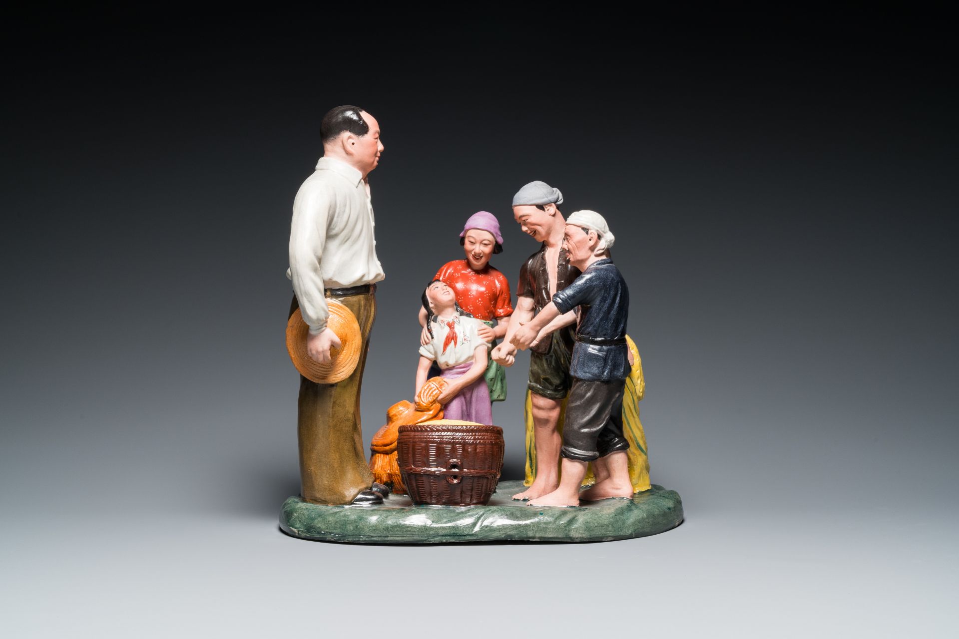 A large Chinese polychrome porcelain Cultural Revolution group with Mao, 20th C. - Bild 2 aus 7