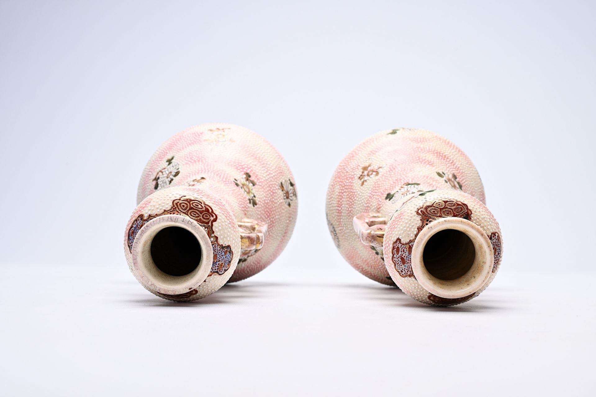 An extensive collection of Japanese Satsuma and Kutani porcelain, Meiji/Showa, 19th/20th C. - Bild 28 aus 30