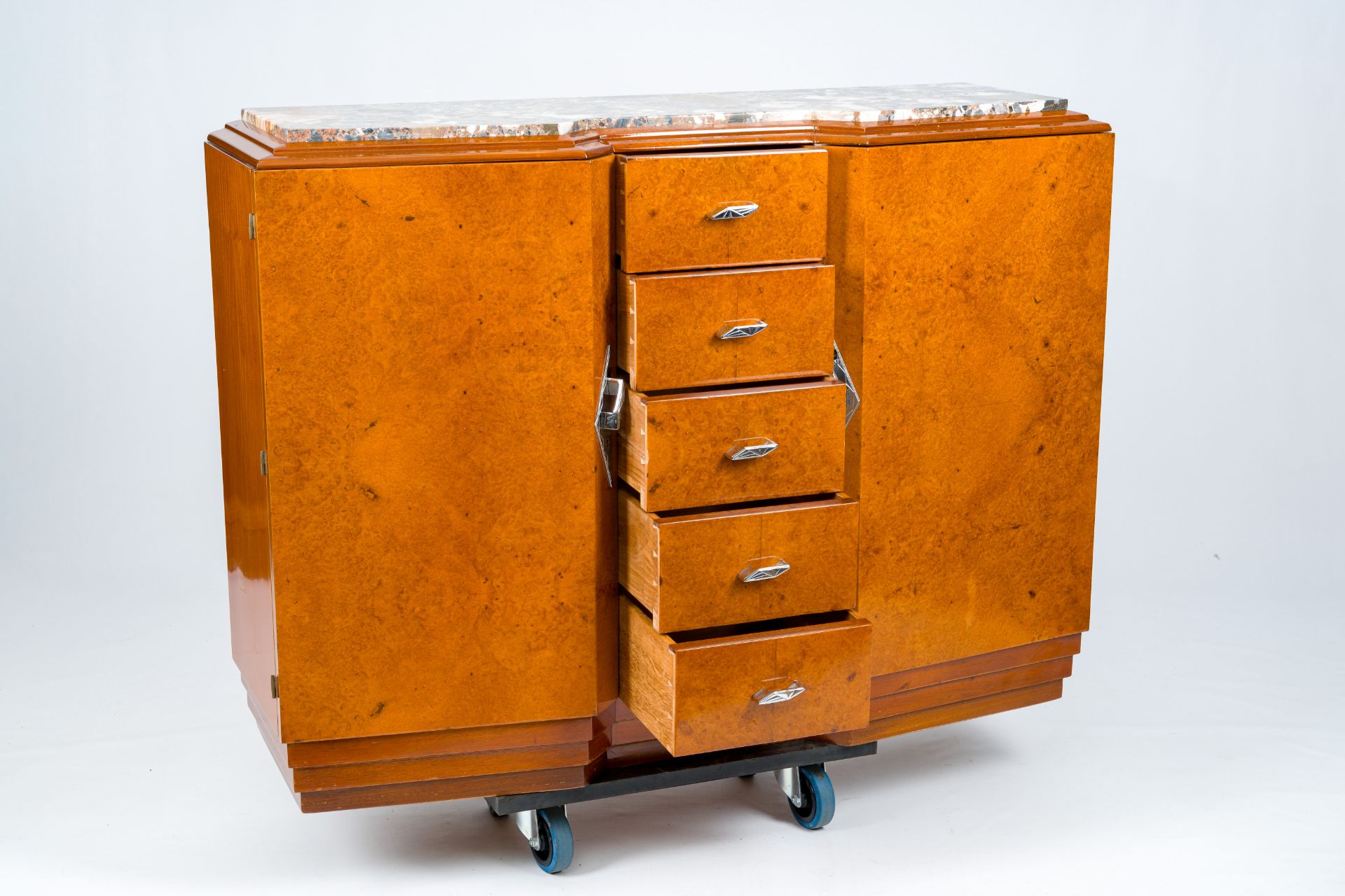 A burl wood veneered Art Deco chest with five drawers and a marble top, first half 20th C. - Bild 2 aus 7