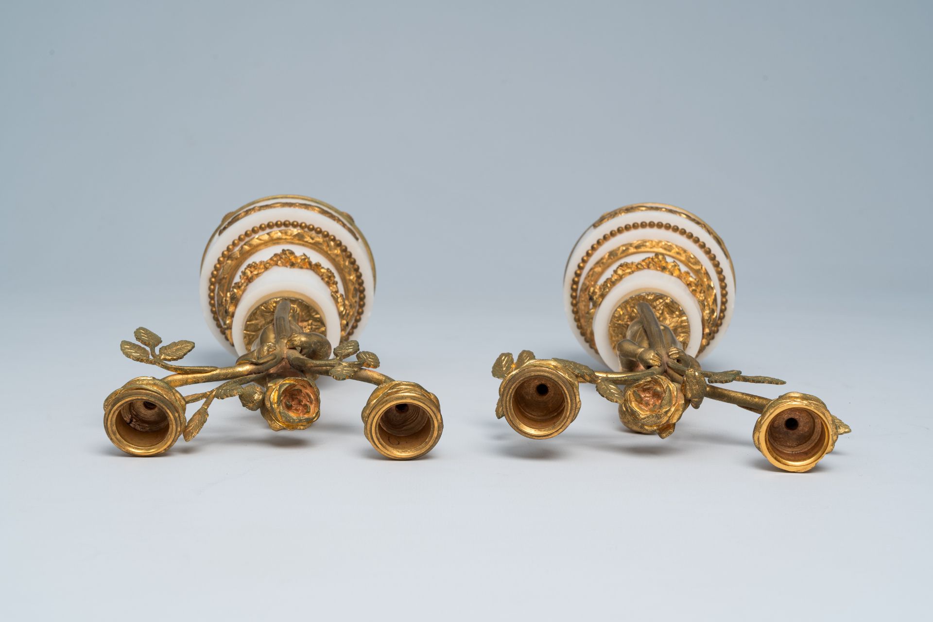 A French gilt bronze mounted white marble three-piece clock garniture with putti, 19th C. - Bild 8 aus 34