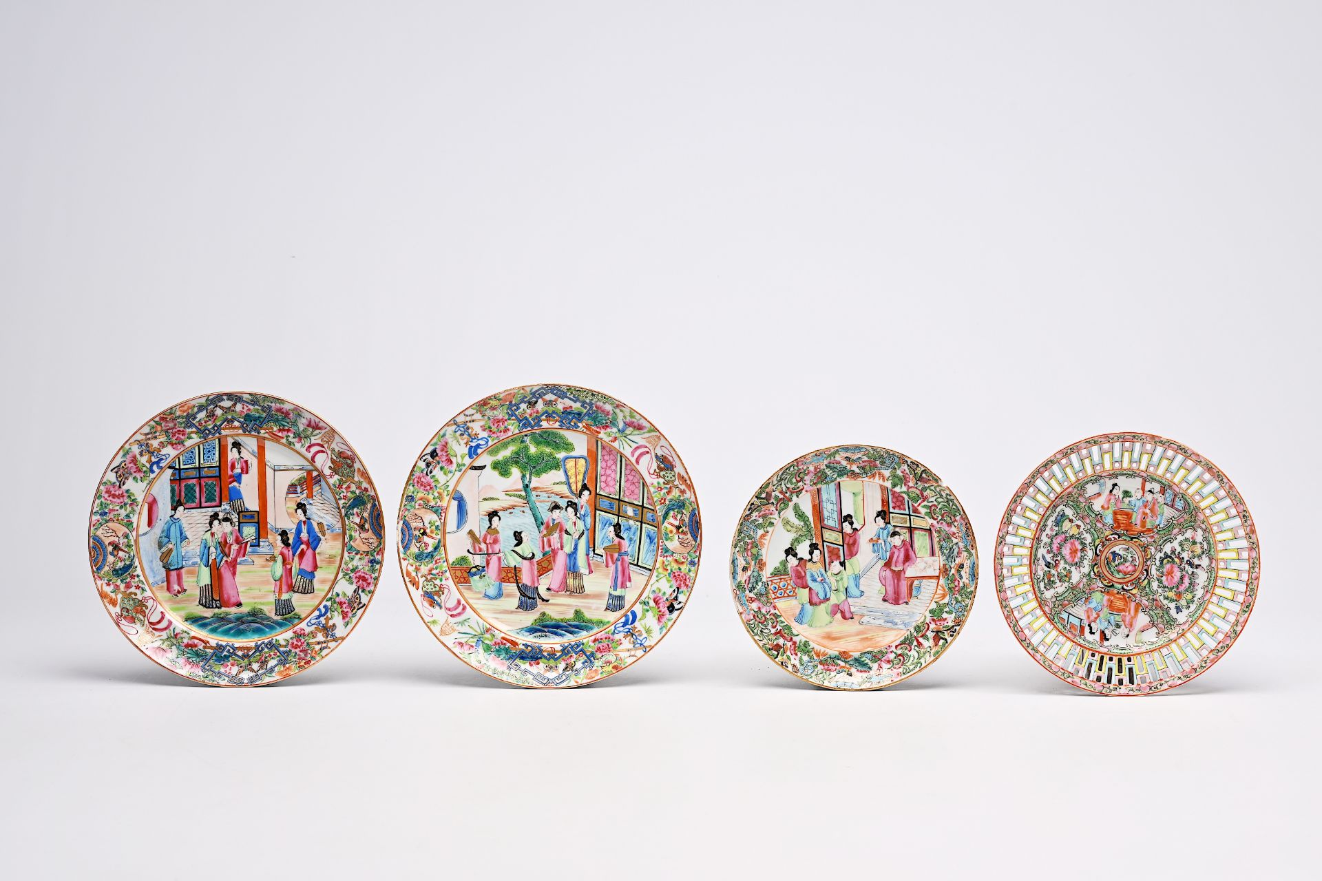 A square Chinese Canton famille rose flower holder with palace scenes and eight various plates and d - Bild 2 aus 11