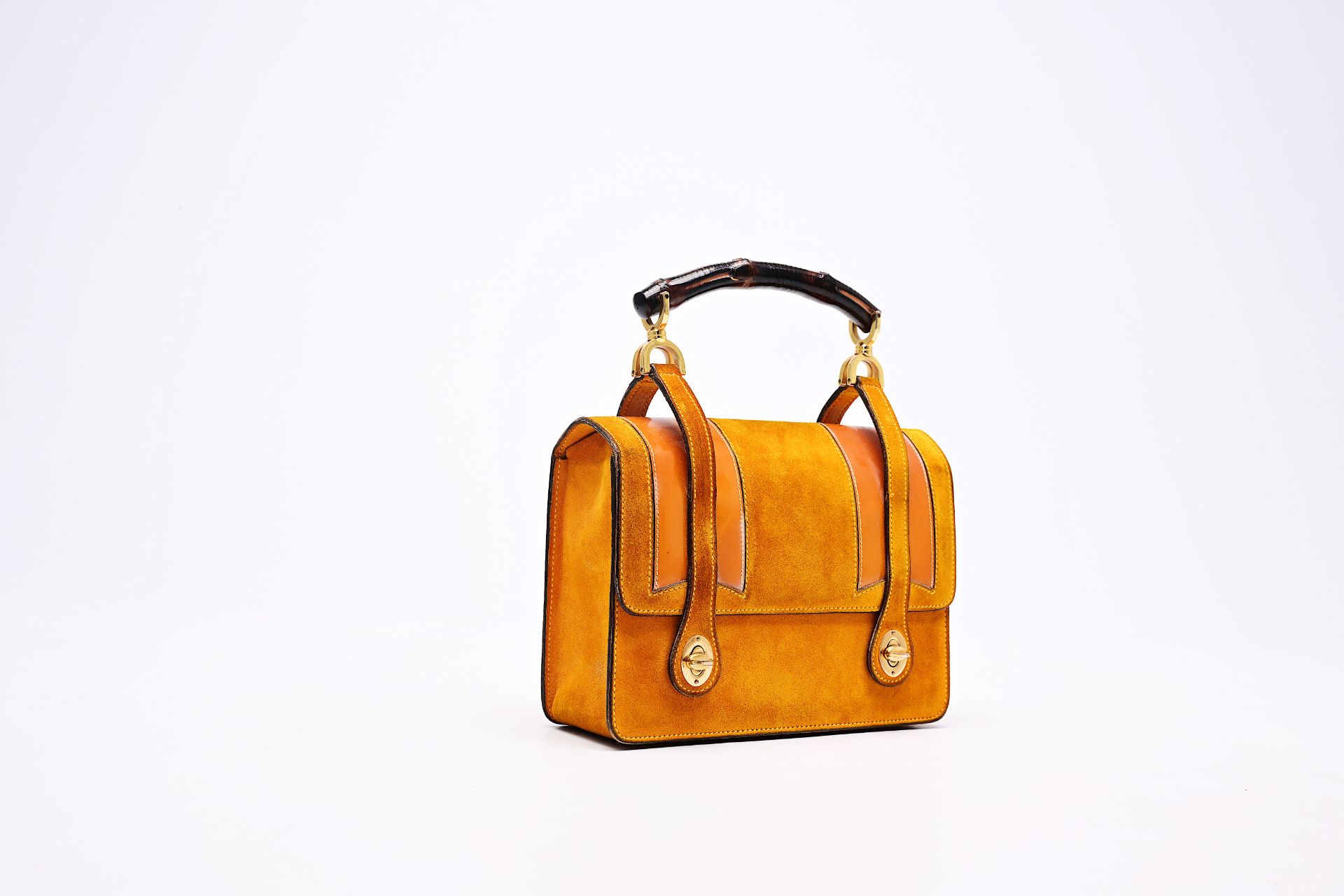 An Italian ochre yellow Alcantara Gucci handbag, 20th C. - Image 2 of 7