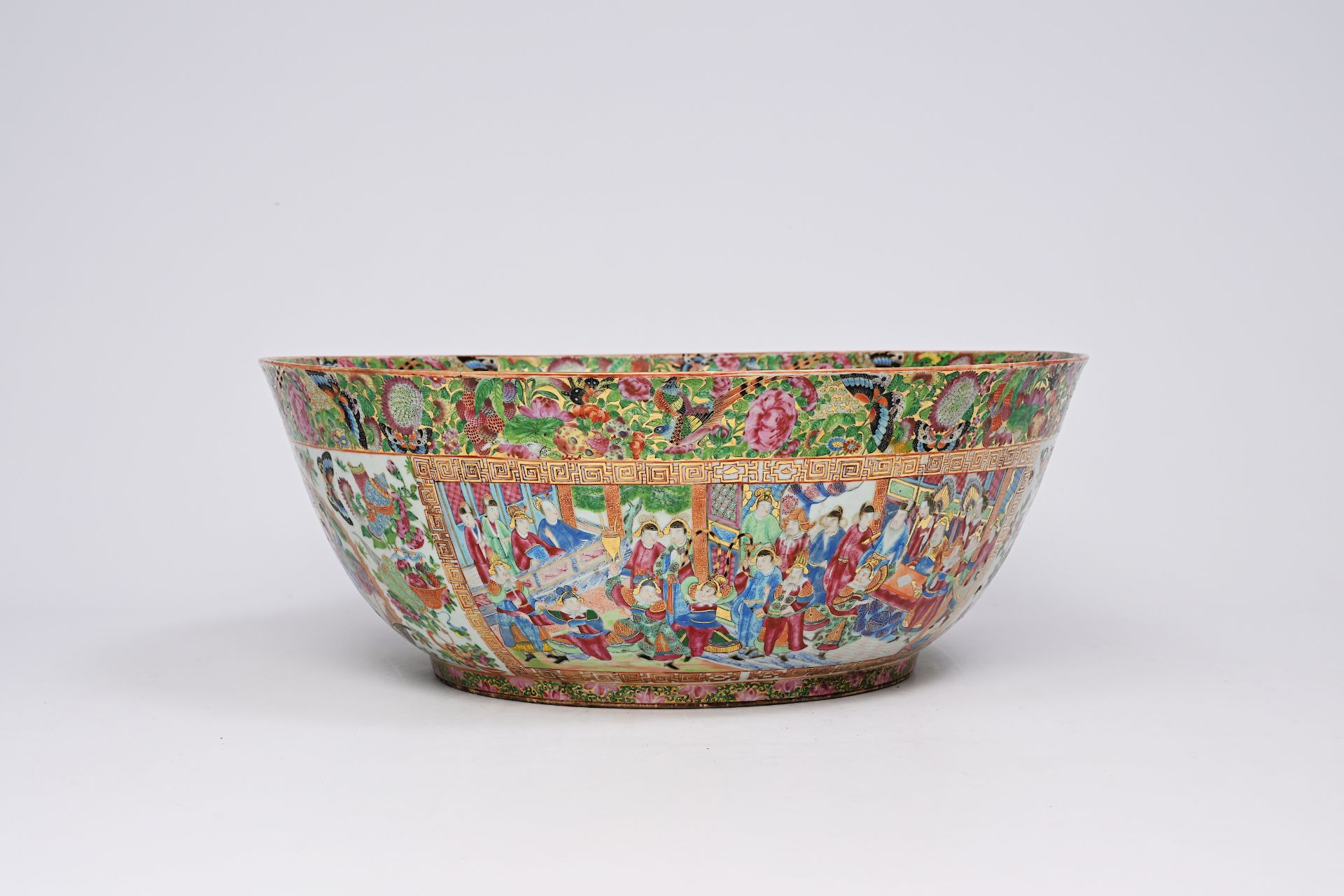 An imposing Chinese Canton famille rose bowl with palace scenes, antiquities and floral design, 19th - Bild 4 aus 10