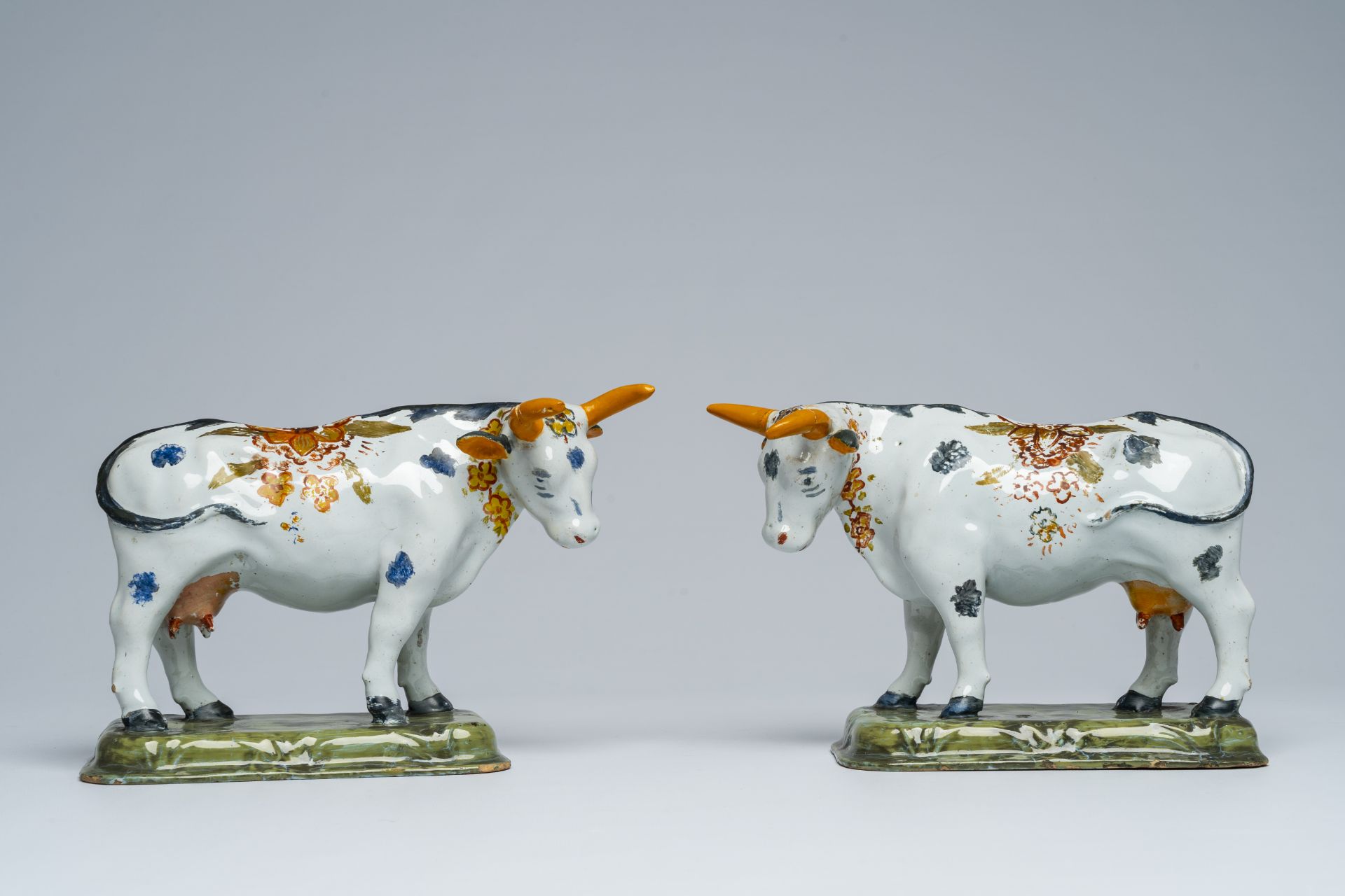 A pair of Dutch Delft partly cold-painted polychrome cows, 18th C. - Image 2 of 7