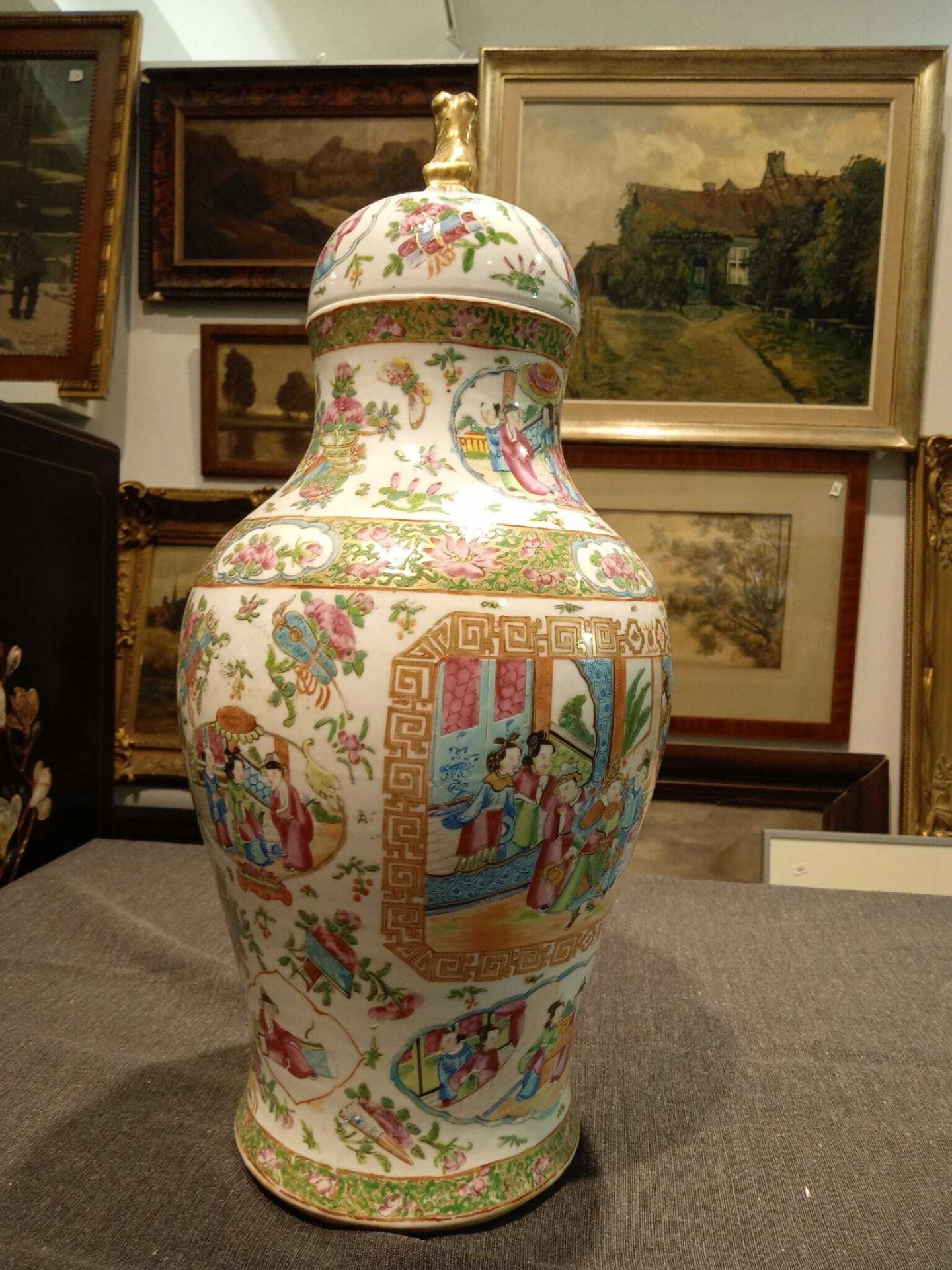Two Chinese Canton famille rose vases with palace scenes, one of which mounted as a lamp, 19th C. - Bild 22 aus 46