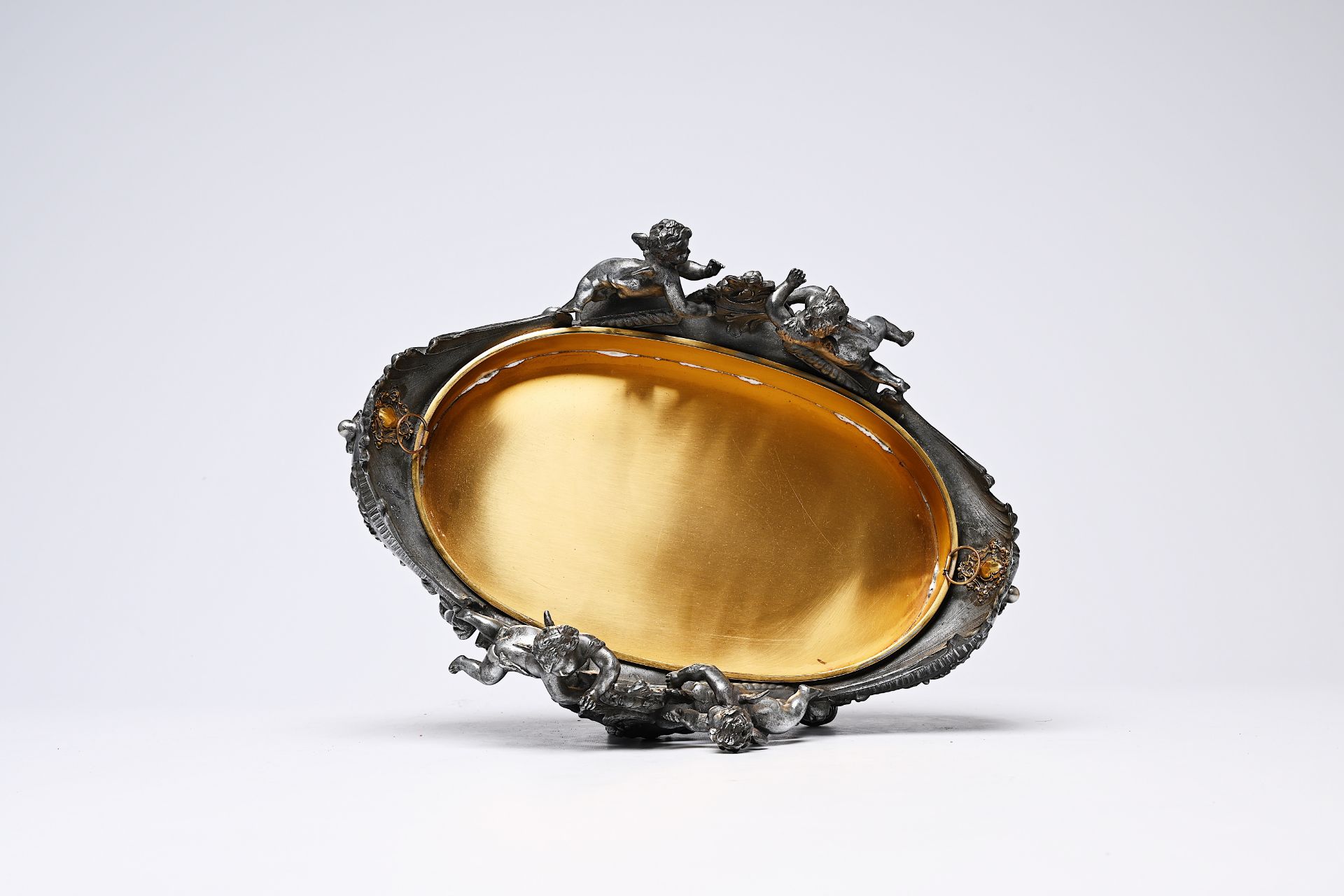 A French silver plated Louis XV style centrepiece with putti and accompanying bowl, 19th/20th C. - Image 7 of 10