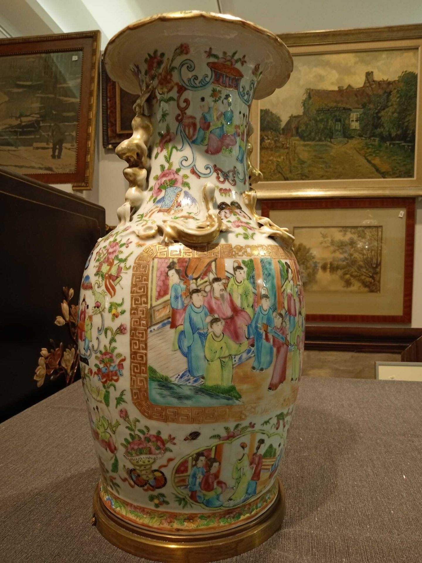 Two Chinese Canton famille rose vases with palace scenes, one of which mounted as a lamp, 19th C. - Bild 31 aus 46