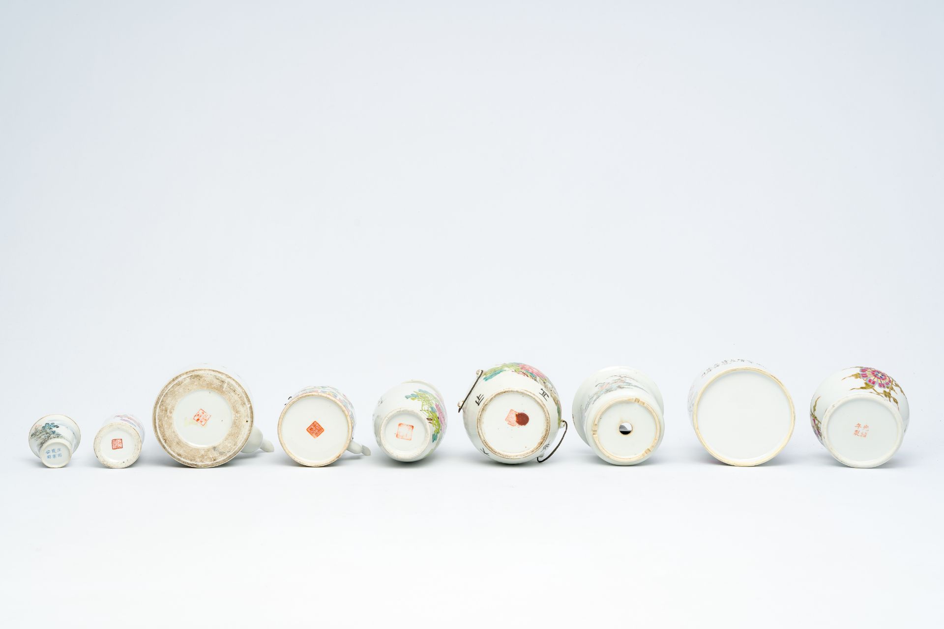 A varied collection of Chinese qianjiang cai and famille rose porcelain, 19th/20th C. - Image 8 of 10