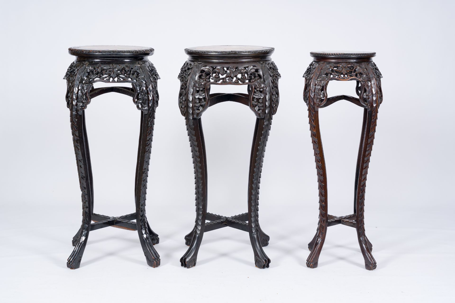 Three Chinese reticulated hardwood stands with marble tops, 20th C. - Bild 2 aus 7