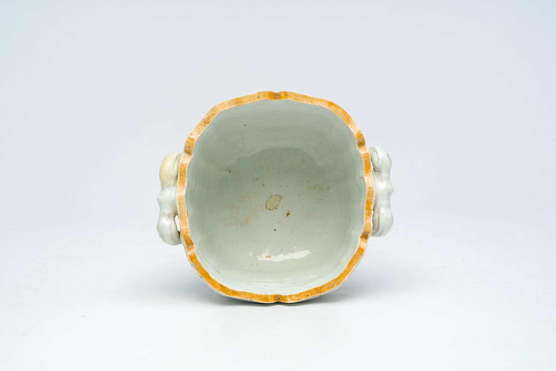 A Chinese famille rose armorial wine cooler for the English market, Qianlong - Image 6 of 7