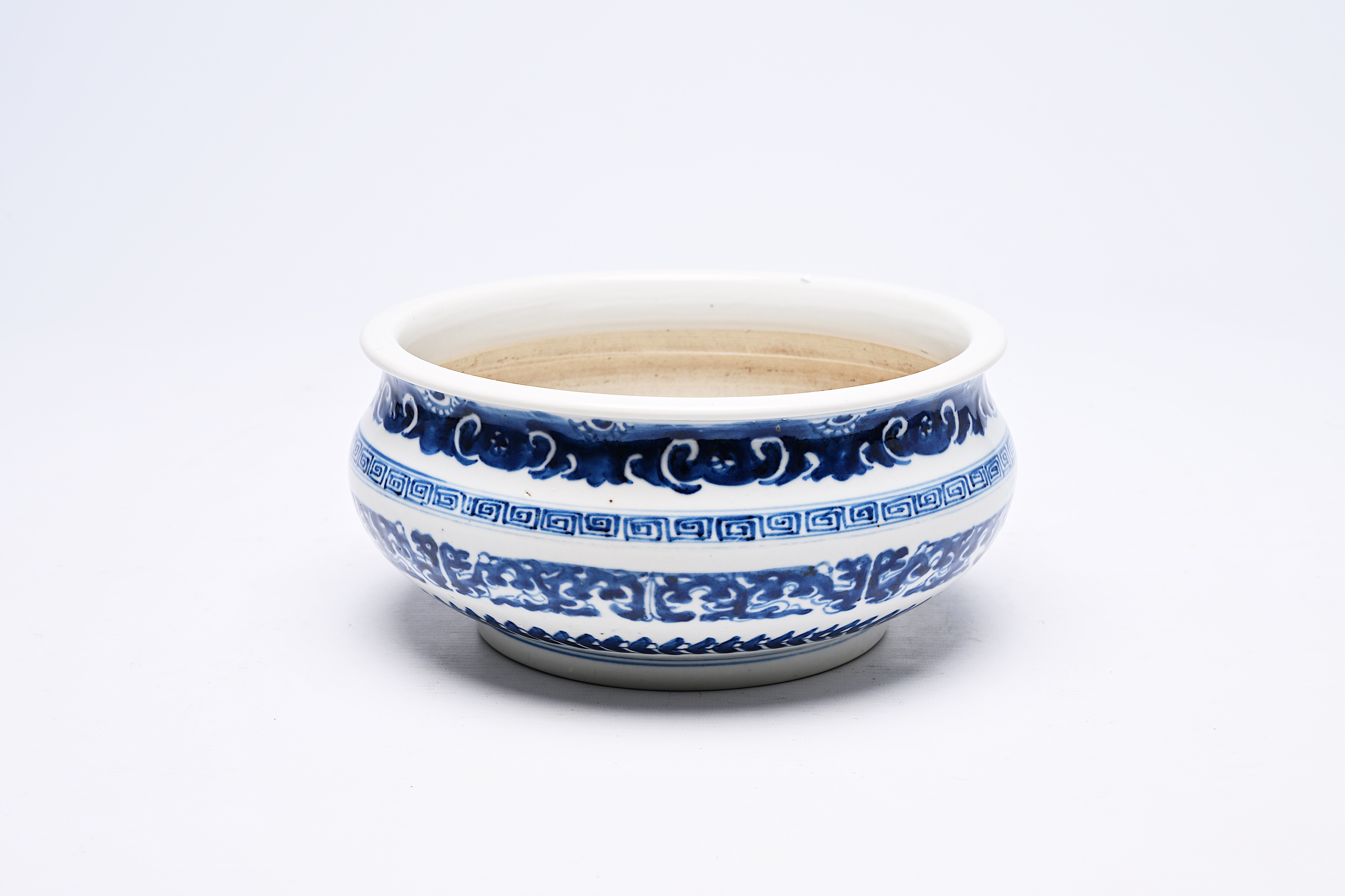A Chinese blue and white censer with stylized floral design, 19th C. - Image 2 of 10