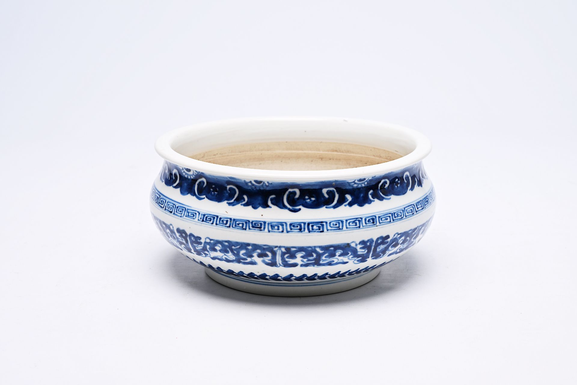 A Chinese blue and white censer with stylized floral design, 19th C. - Bild 2 aus 10