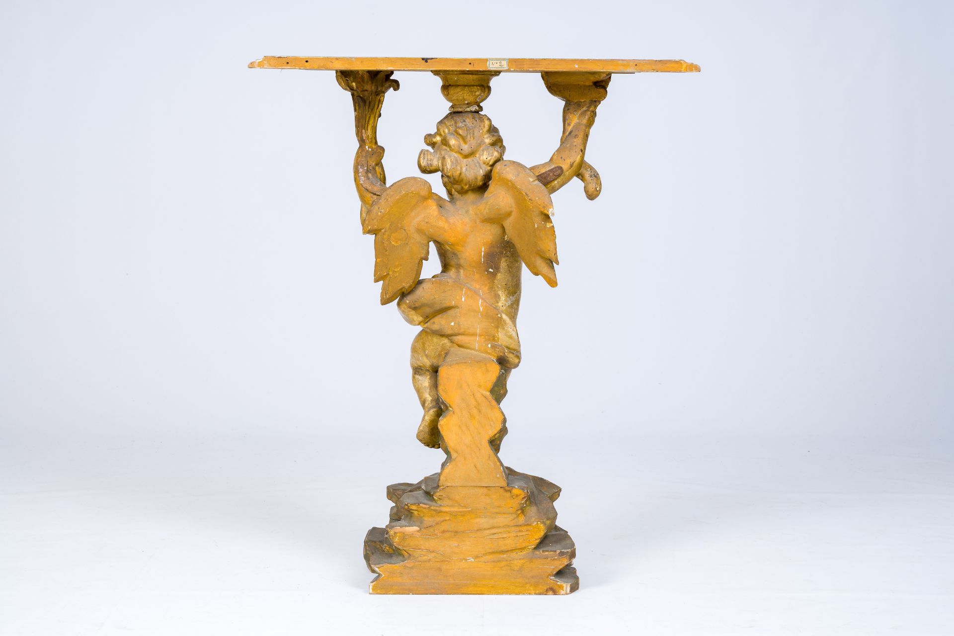 A gilt and polychrome decorated wood wall console in the shape of an angel standing on a rock, 18th - Bild 4 aus 7