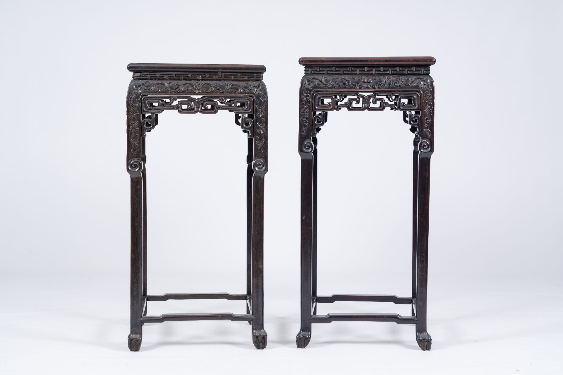 A pair of square Chinese reticulated hardwood stands with marble tops, 19th C. - Bild 4 aus 6