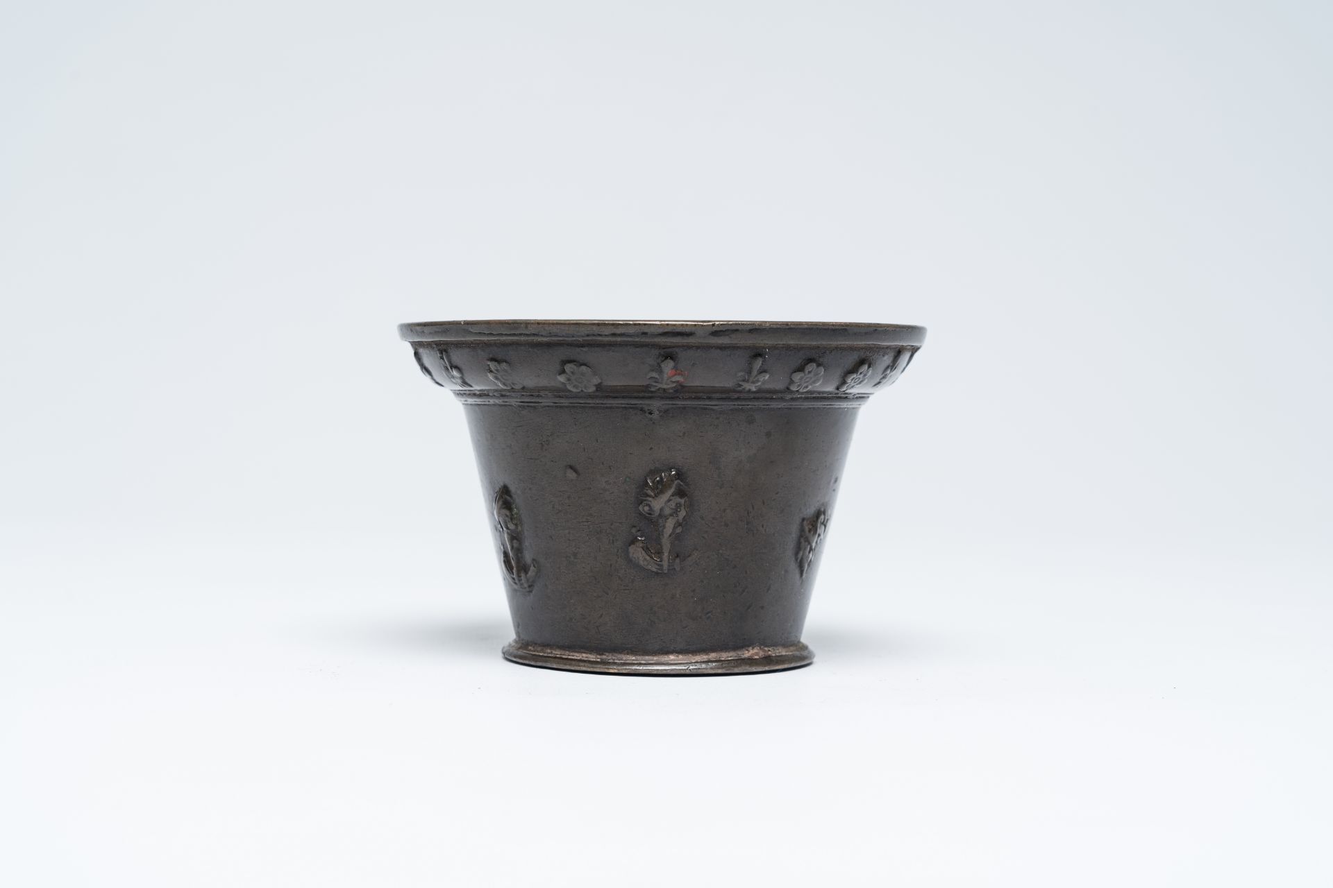 A French bronze 'mascarons' mortar, probably Lyon, 17th C. - Image 2 of 7