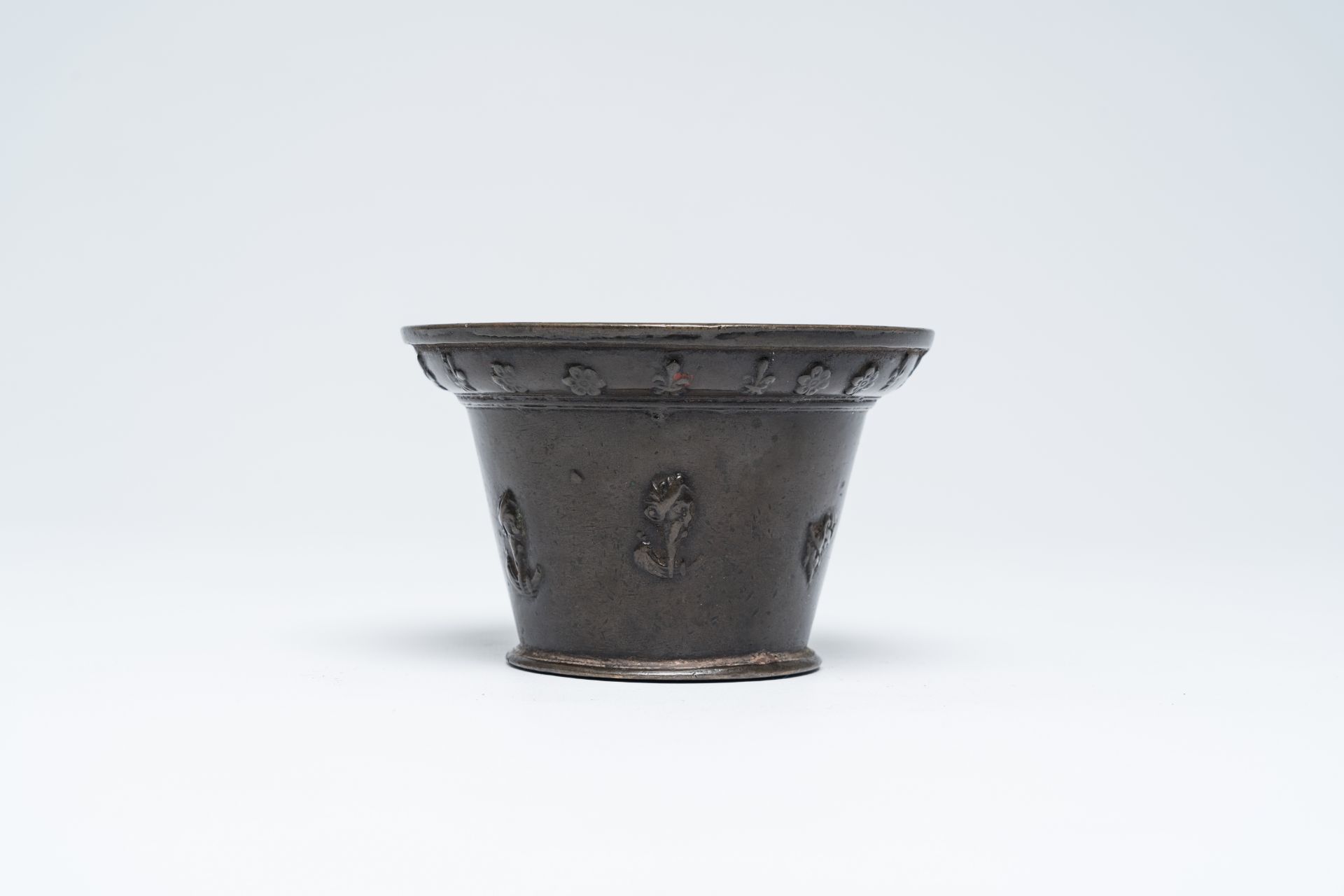 A French bronze 'mascarons' mortar, probably Lyon, 17th C. - Bild 2 aus 7