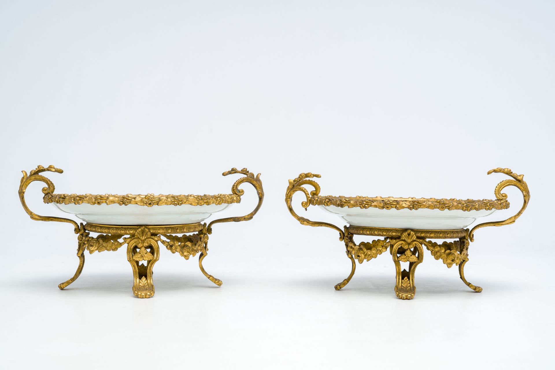 Two Chinese Canton famille rose gilt bronze mounted plates with figures on a terrace, 19th C. - Bild 6 aus 7