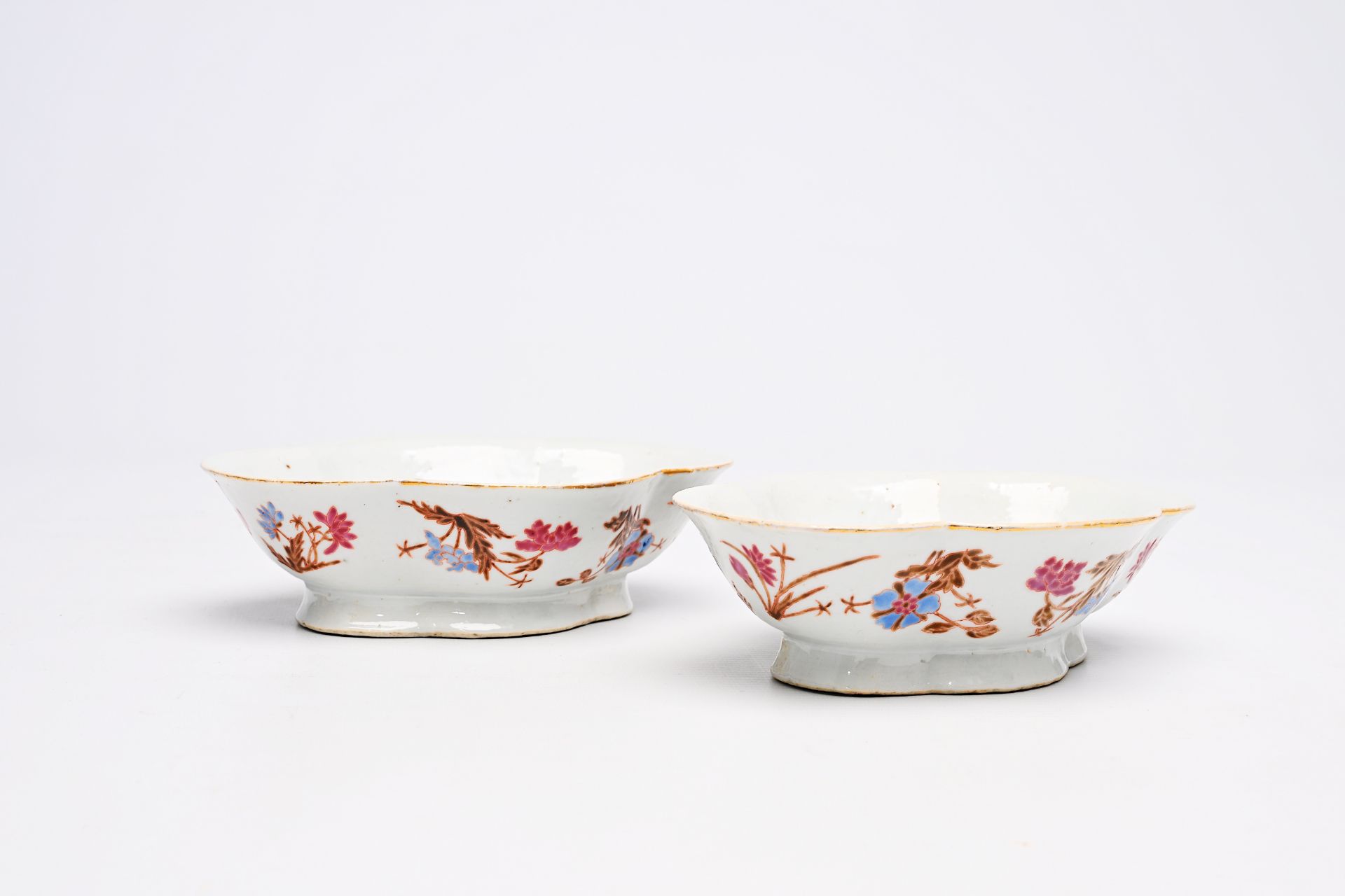 A pair of Chinese lobed famille rose bowls with floral design, 19th C.