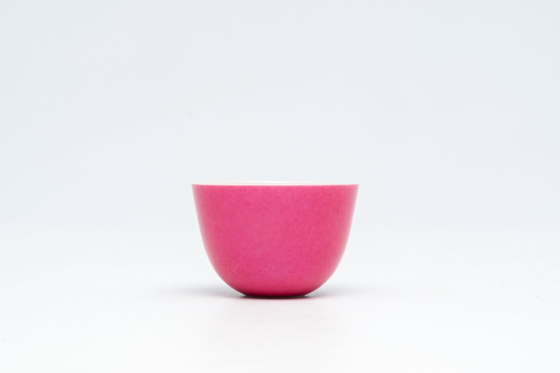 A Chinese monochrome ruby ground cup, Kangxi mark, 19th/20th C. - Image 3 of 14