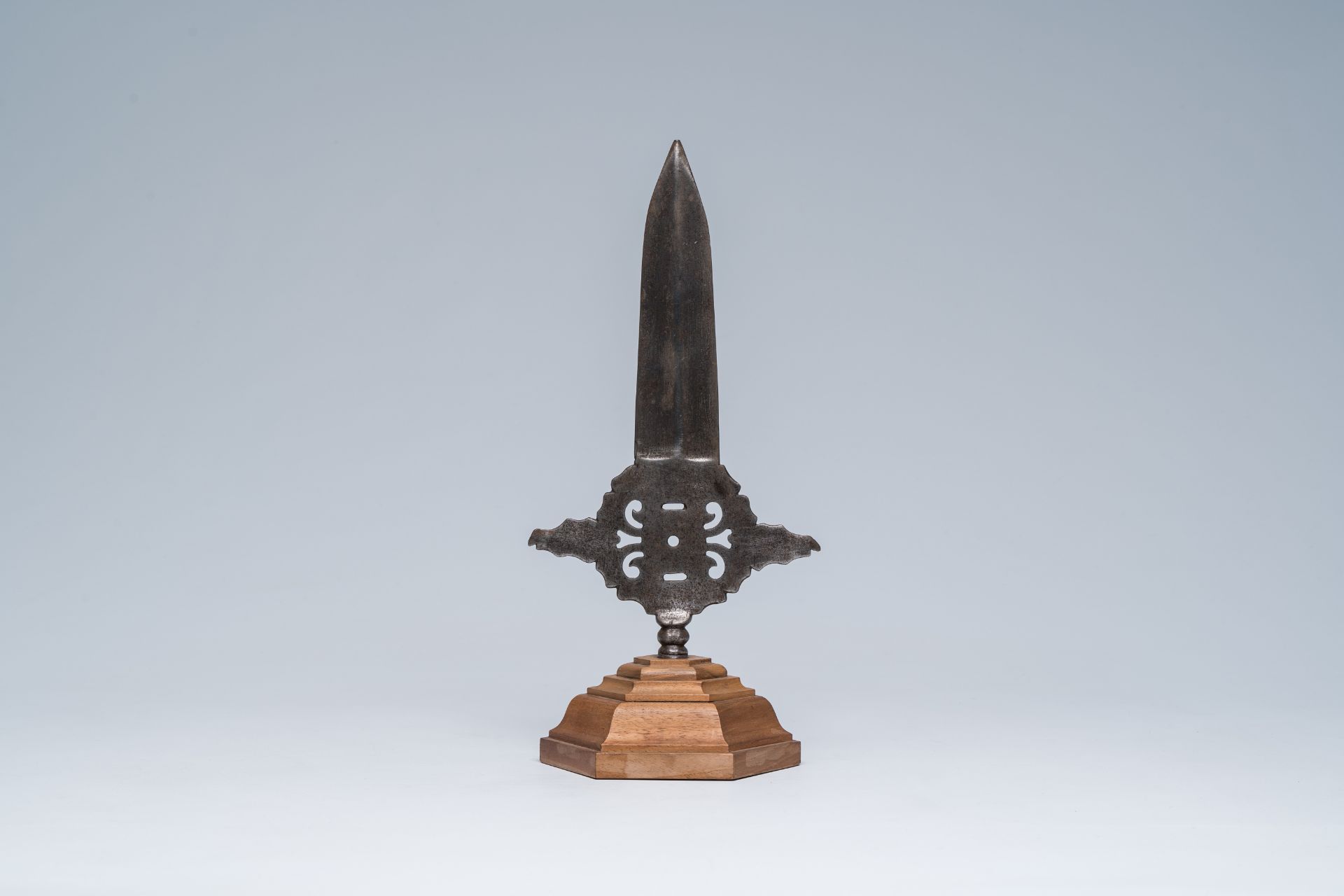 An open worked wrought iron spearhead on a wood stand, 19th C. or earlier - Image 4 of 8