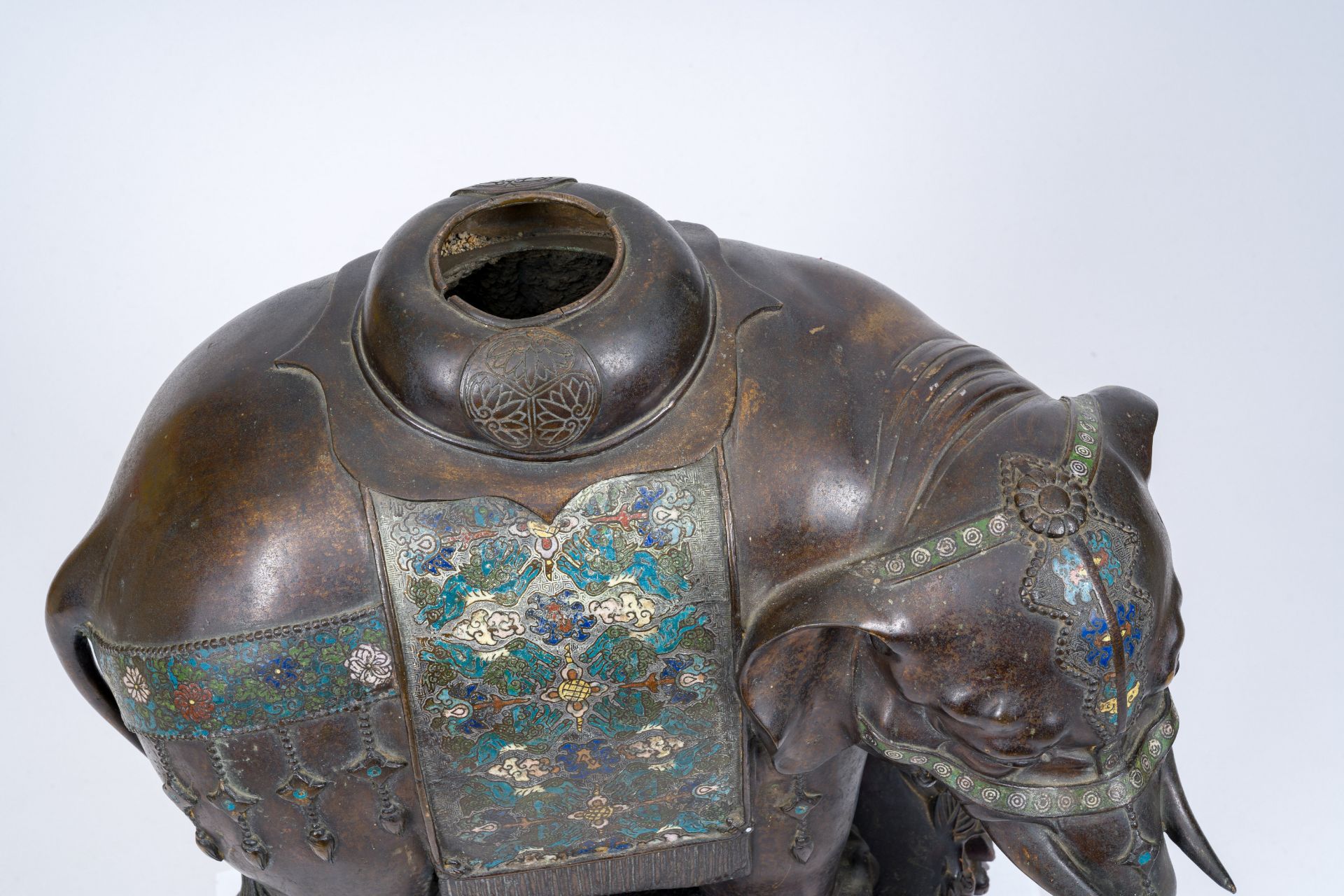 A large Japanese bronze and champleve enamel elephant on a carved wood base, Meiji, 19th C. - Image 10 of 11