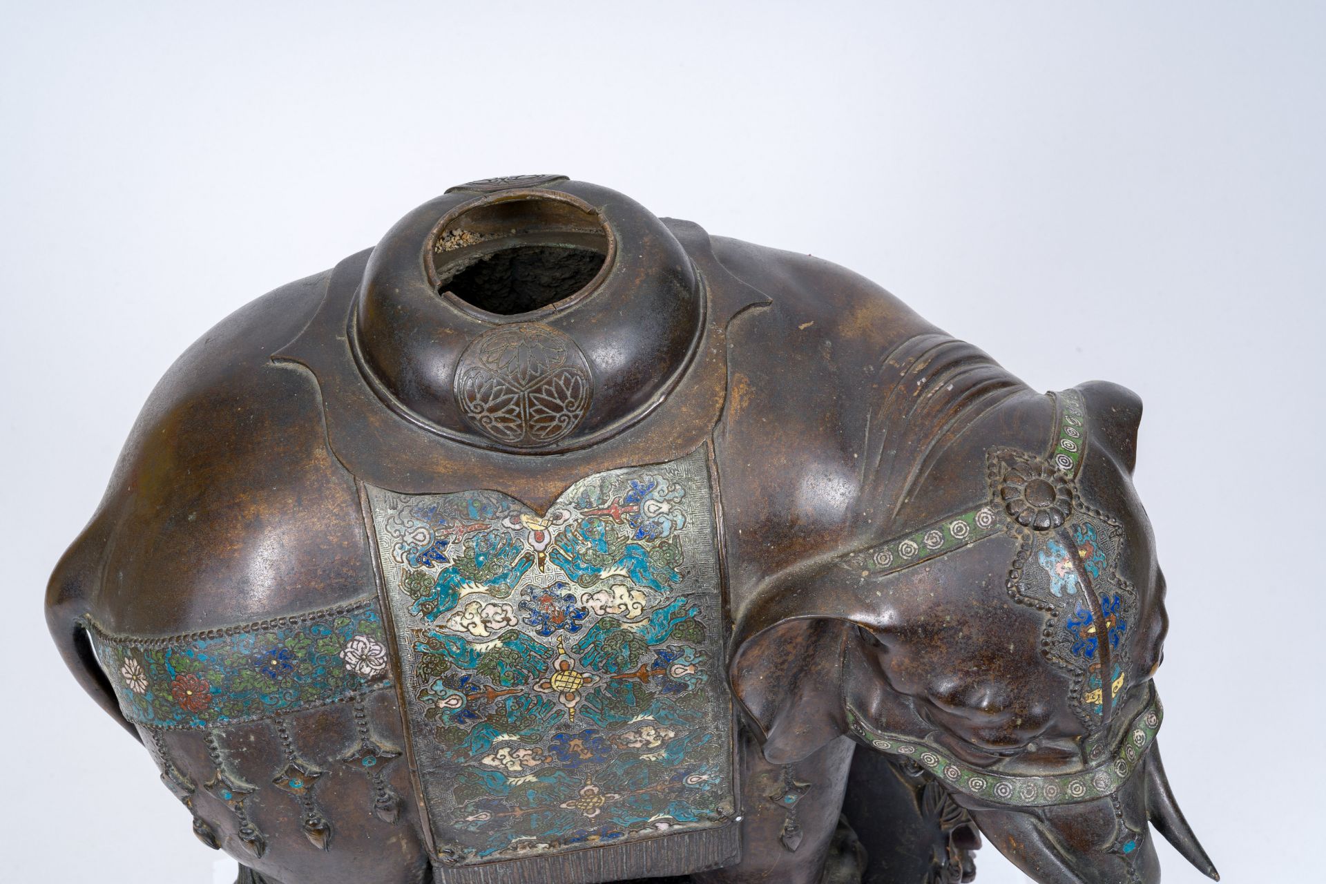 A large Japanese bronze and champleve enamel elephant on a carved wood base, Meiji, 19th C. - Bild 10 aus 11