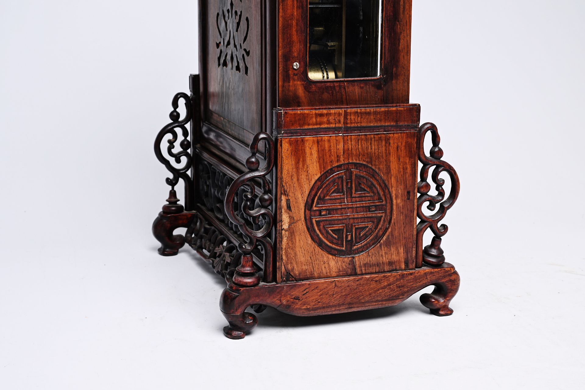 A Chinese reticulated wood fusee clock with brass plaque, 19th C. - Bild 6 aus 6