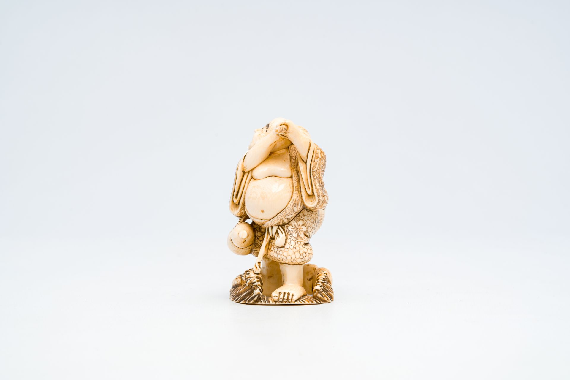 A Japanese ivory 'Happy Bouddha' okimono, signed, Meiji, late 19th C. - Bild 3 aus 7