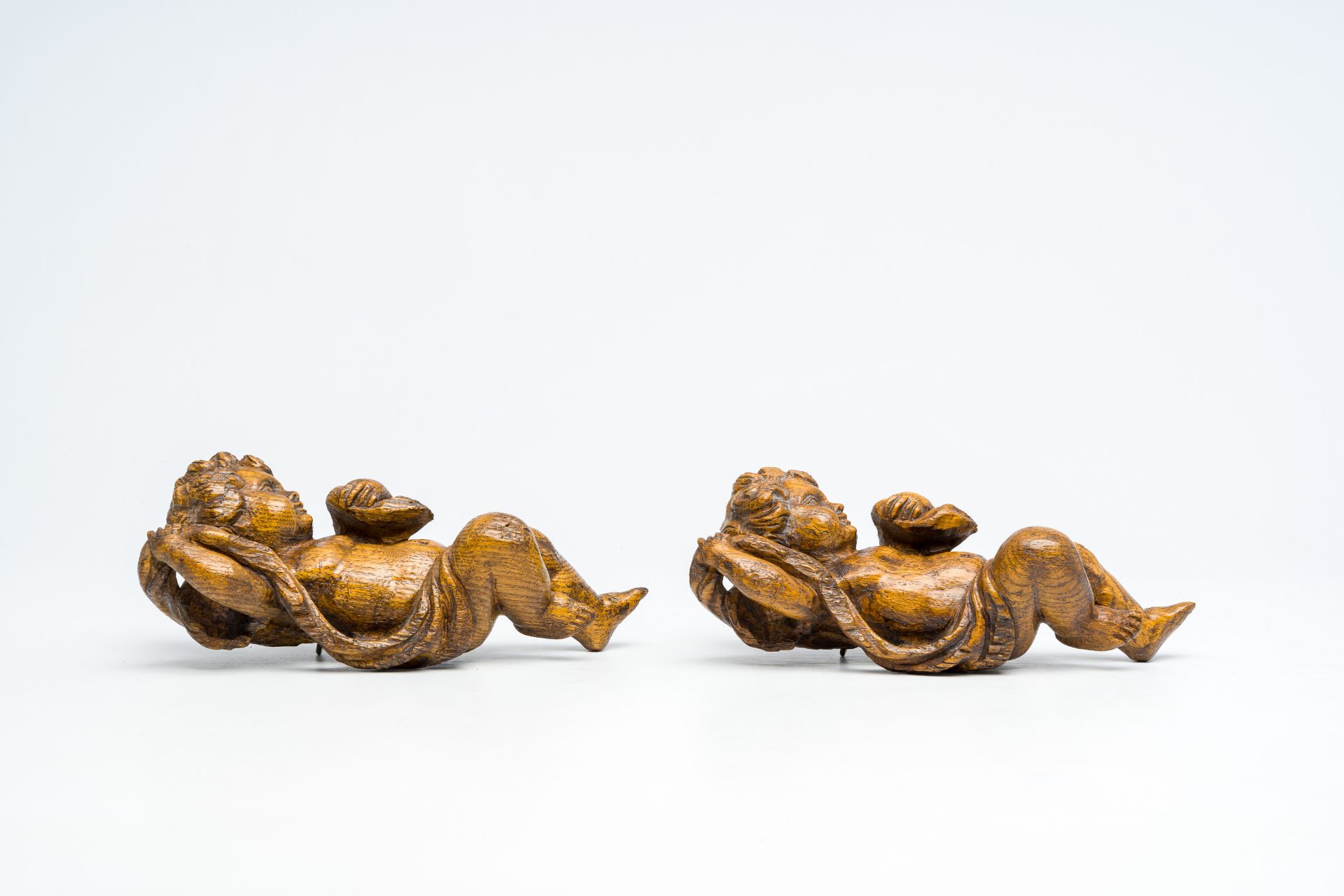 A pair of oak wood sculptures of angels, probably France, 17th/18th C. - Image 5 of 6