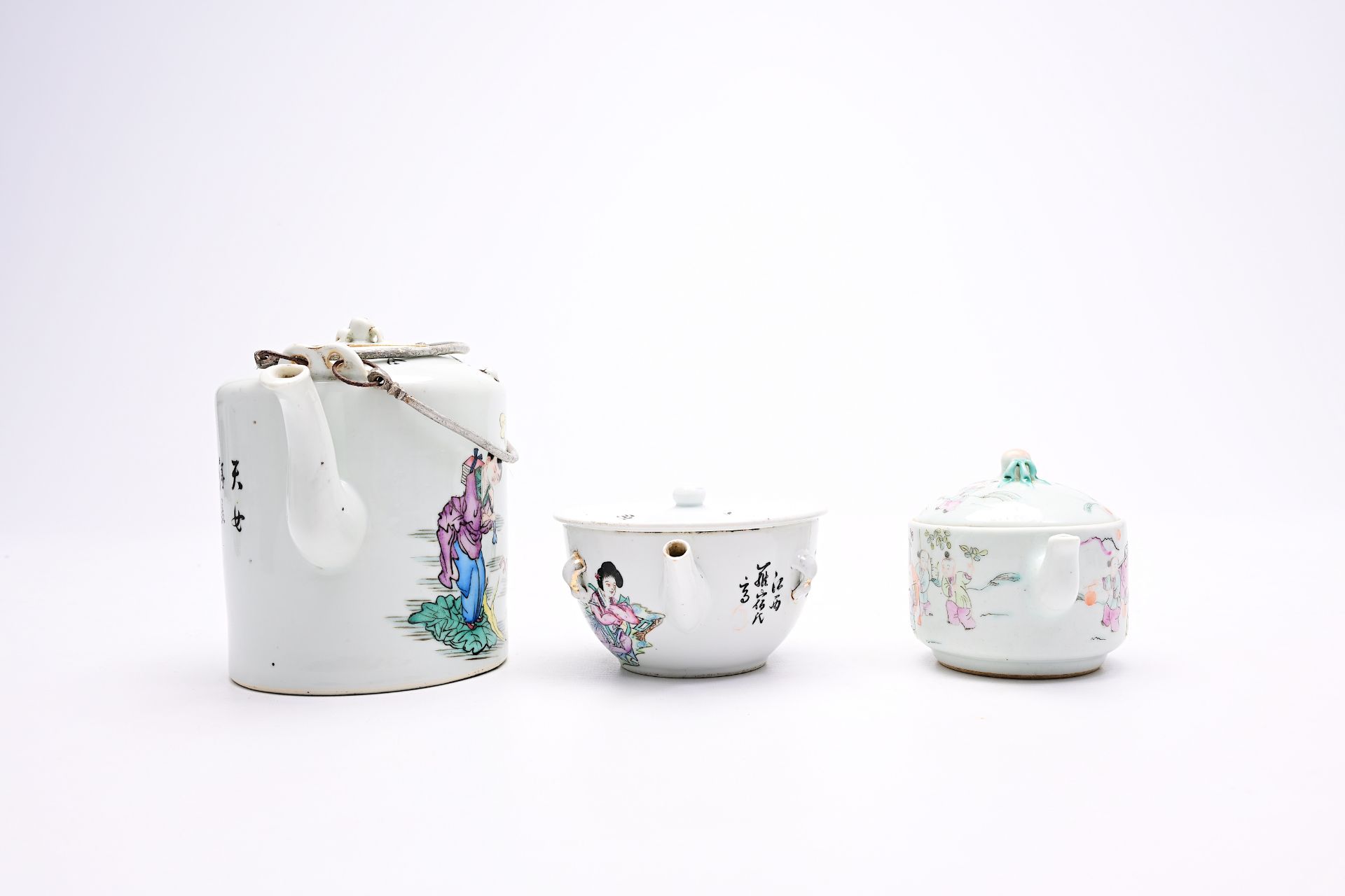 A varied collection of Chinese famille rose and qianjiang cai porcelain, 19th/20th C. - Image 17 of 40