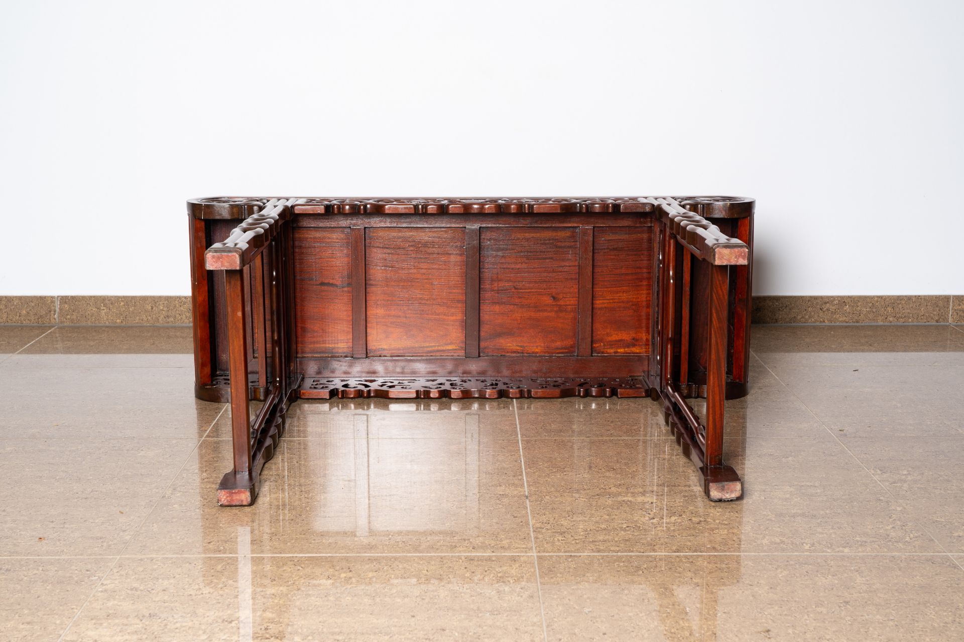 A Chinese carved hardwood 'dragons chasing the pearl' altar table, 20th C. - Bild 8 aus 8