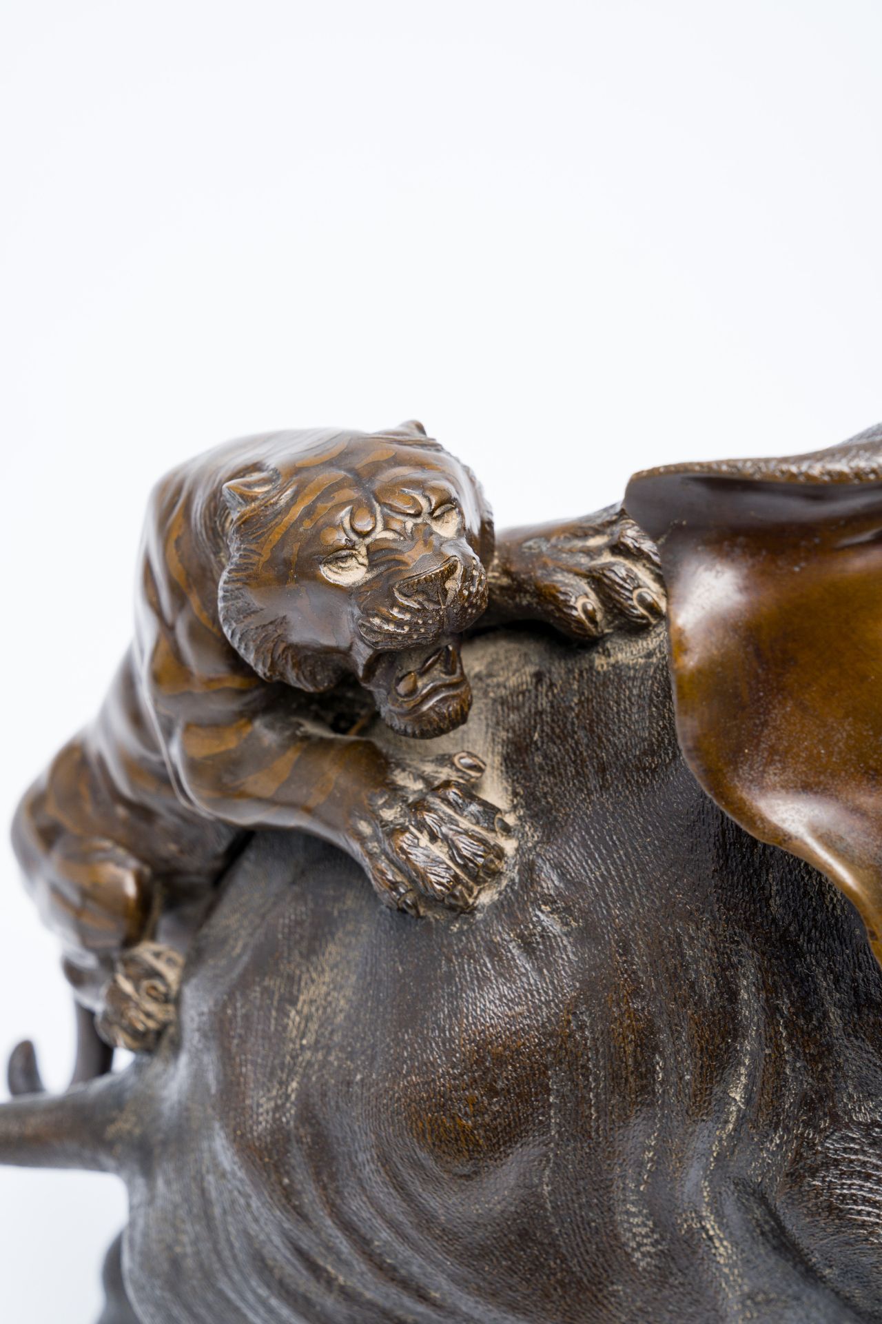 A Japanese bronze okimono of an elephant fighting two tigers, Meiji/Showa, 20th C. - Image 8 of 15