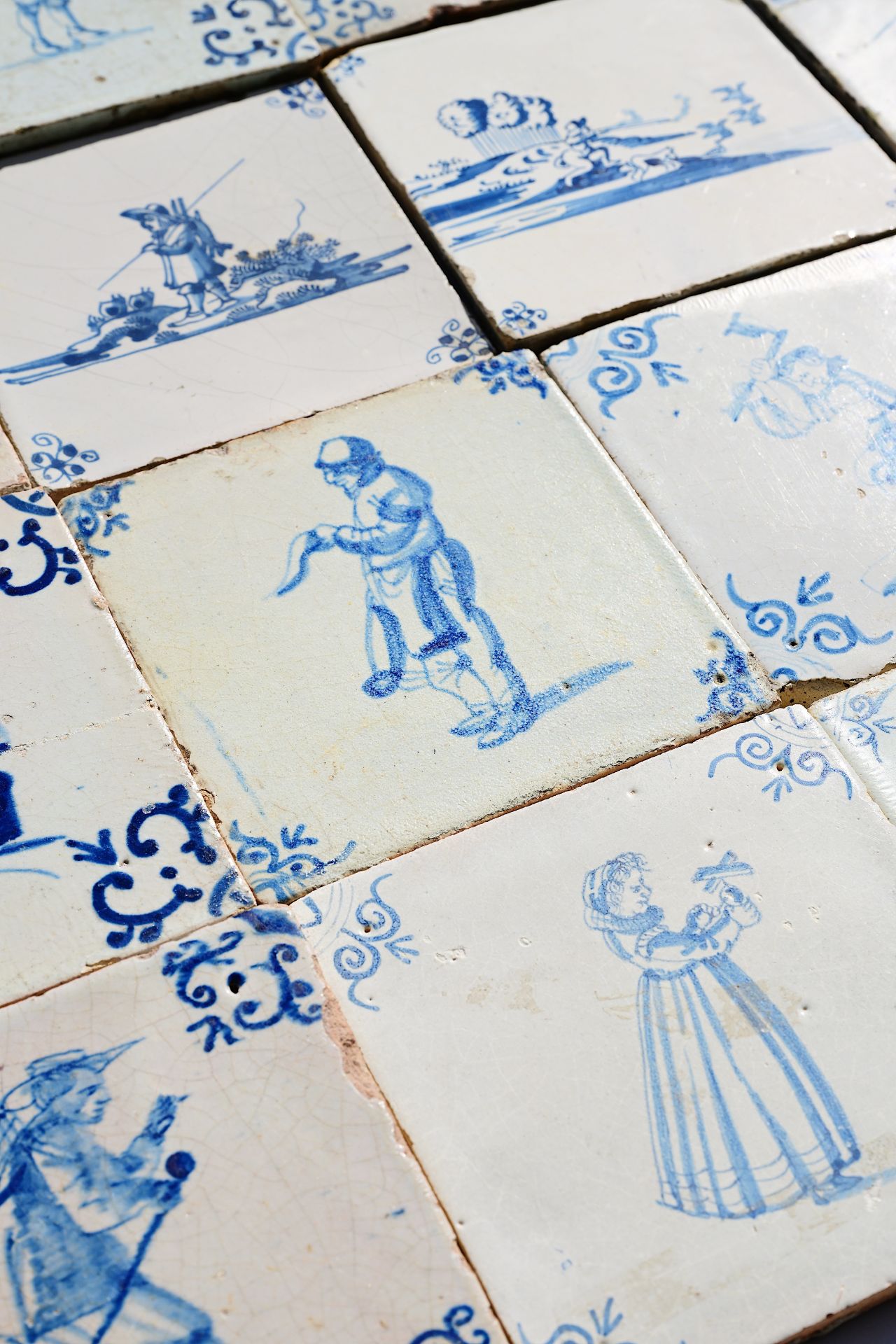 Twenty-two Dutch Delft blue and white 'figure' tiles, 17th/18th C. - Image 3 of 4