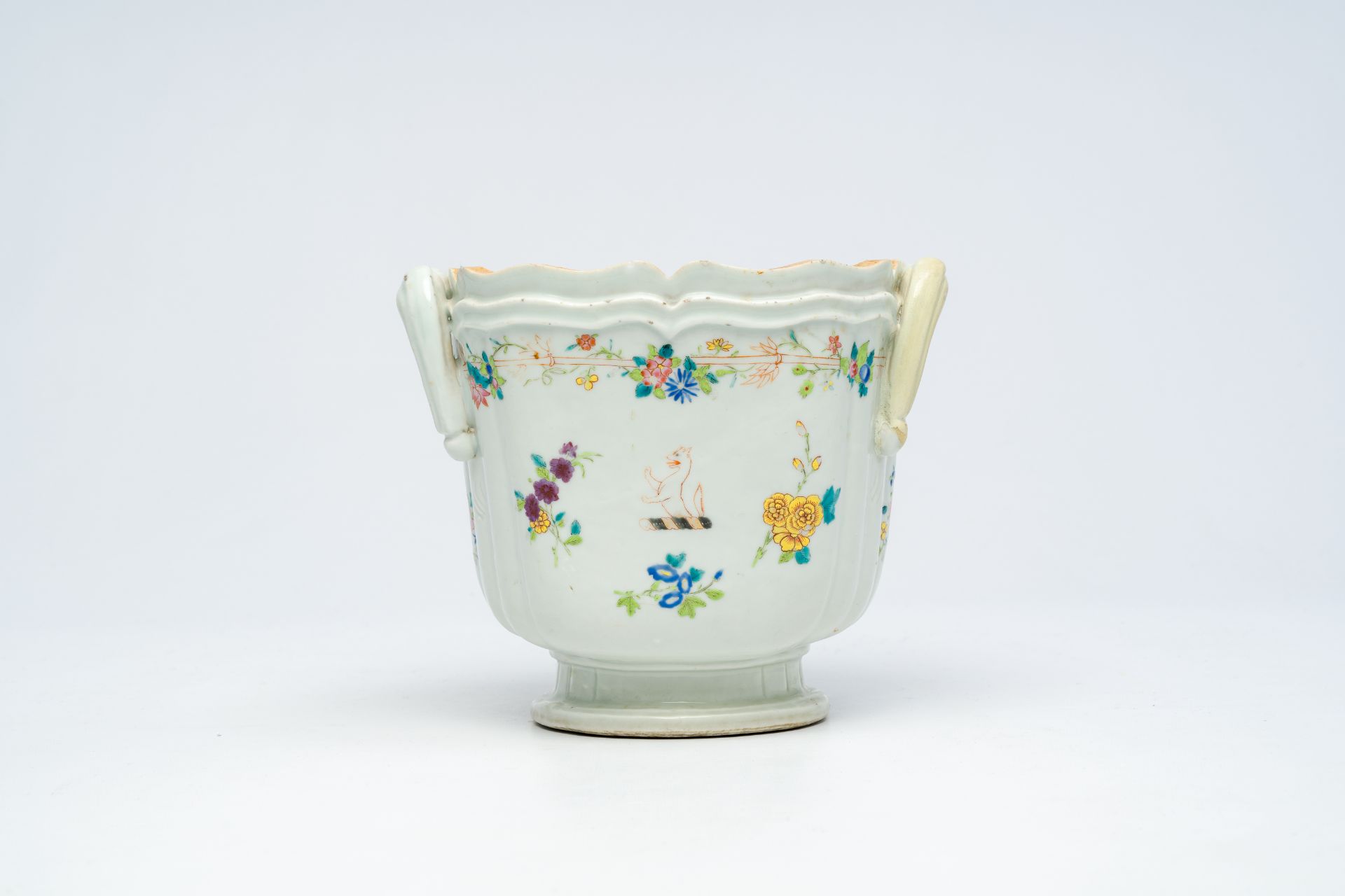 A Chinese famille rose armorial wine cooler for the English market, Qianlong - Image 4 of 7