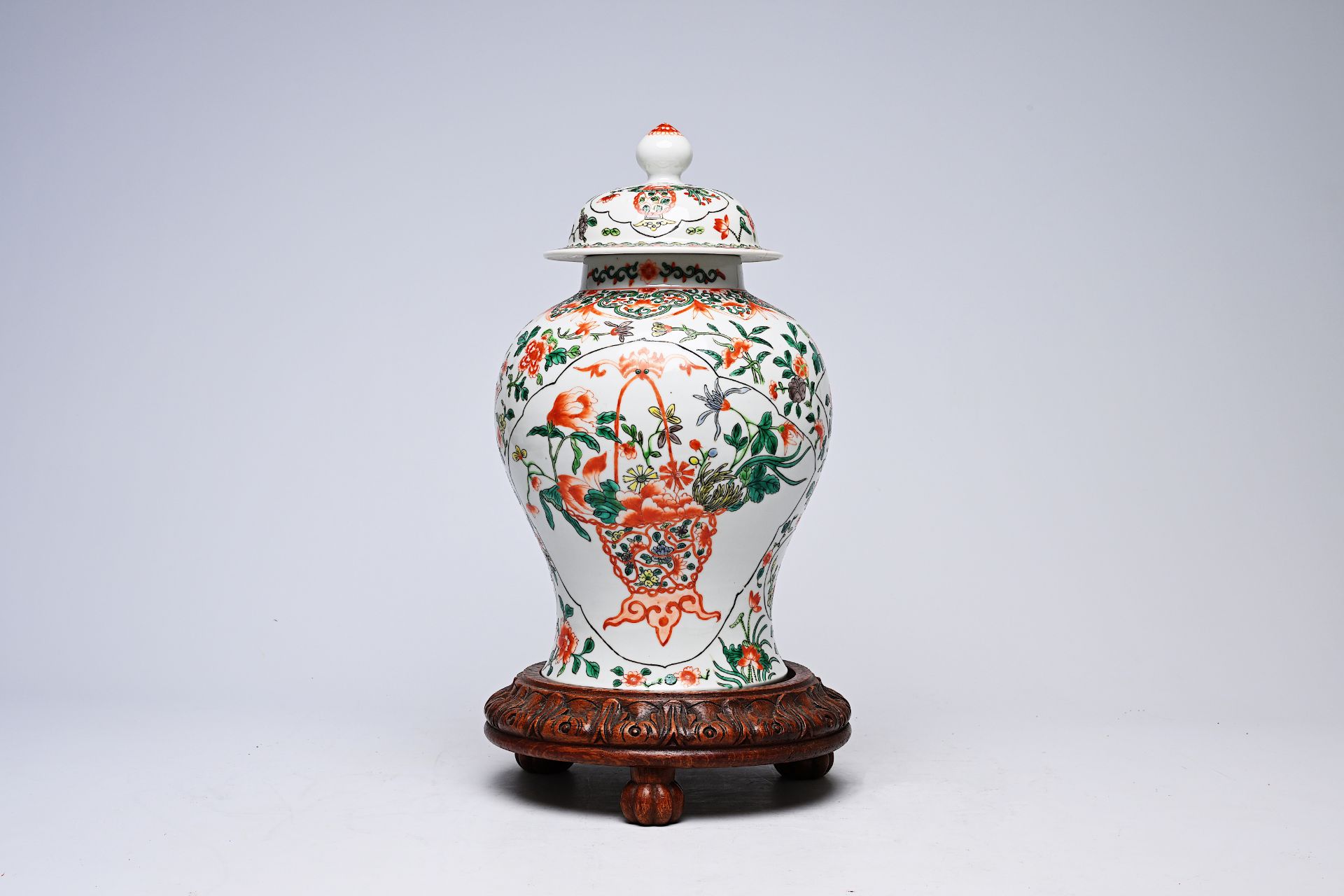 A Chinese famille verte 'flower basket' vase and cover, Kangxi mark, 19th C. - Bild 4 aus 7