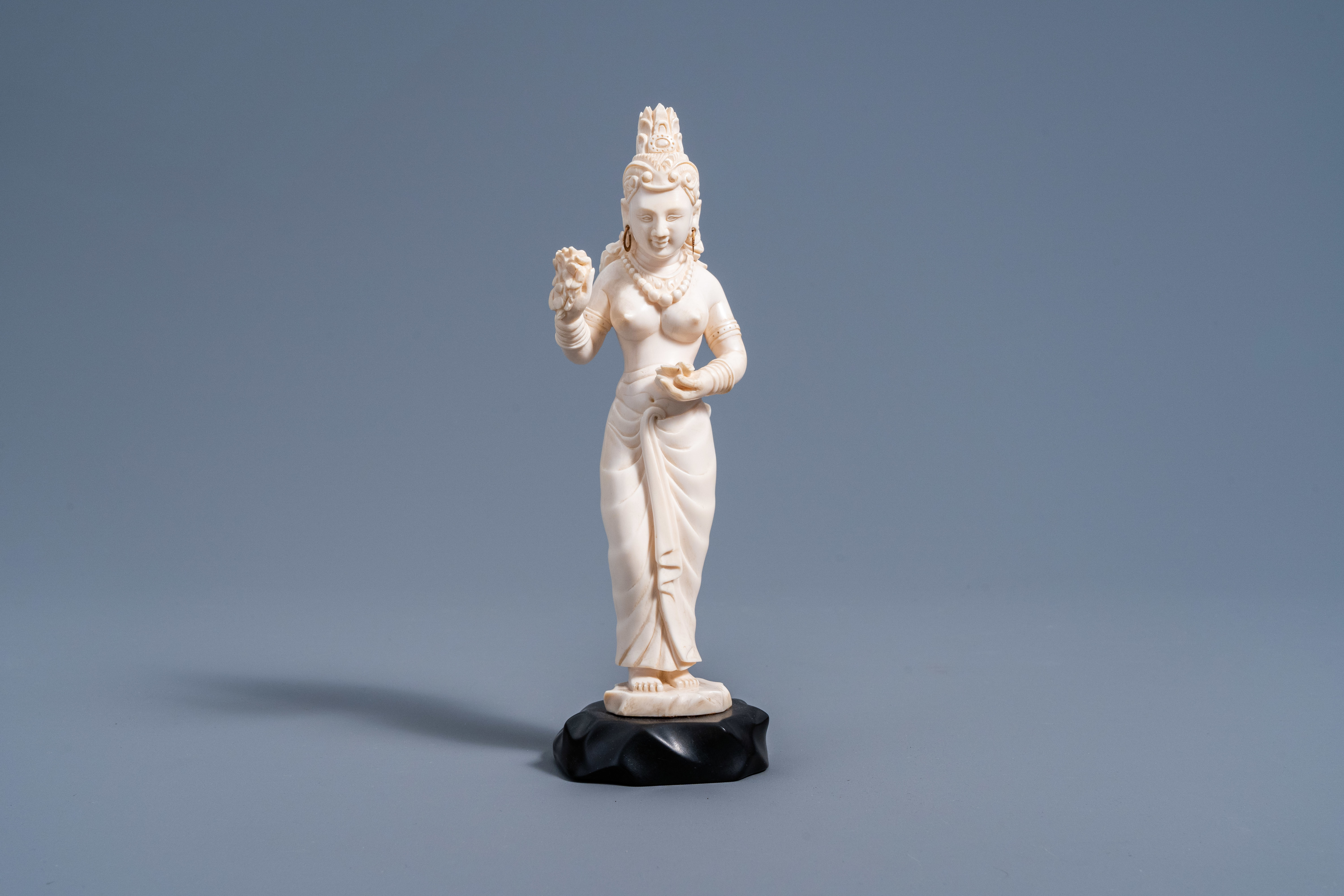 An Indian carved ivory figure of a goddess holding flowers in her hands, ca. 1900 - Image 3 of 9
