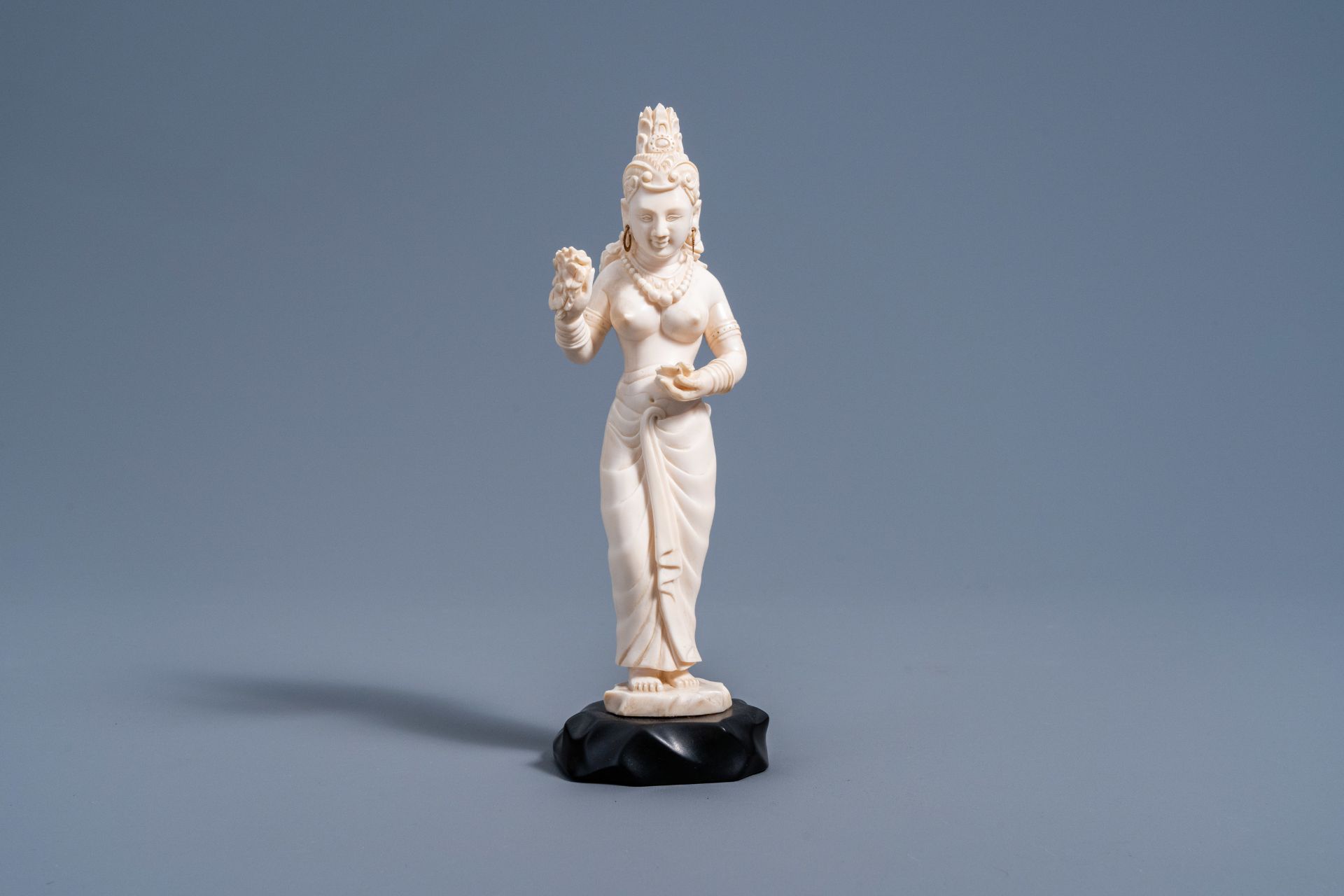 An Indian carved ivory figure of a goddess holding flowers in her hands, ca. 1900 - Bild 3 aus 9