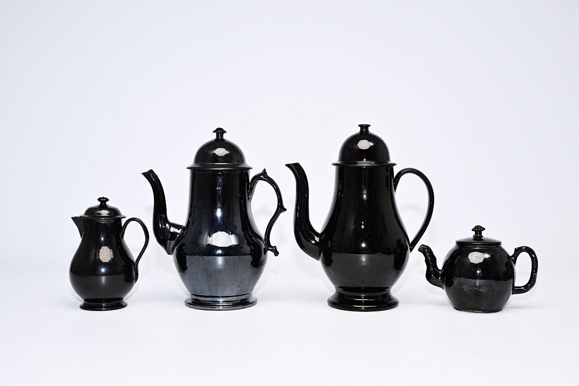 A varied collection black glazed Namur earthenware, 18th/19th C. - Bild 2 aus 13