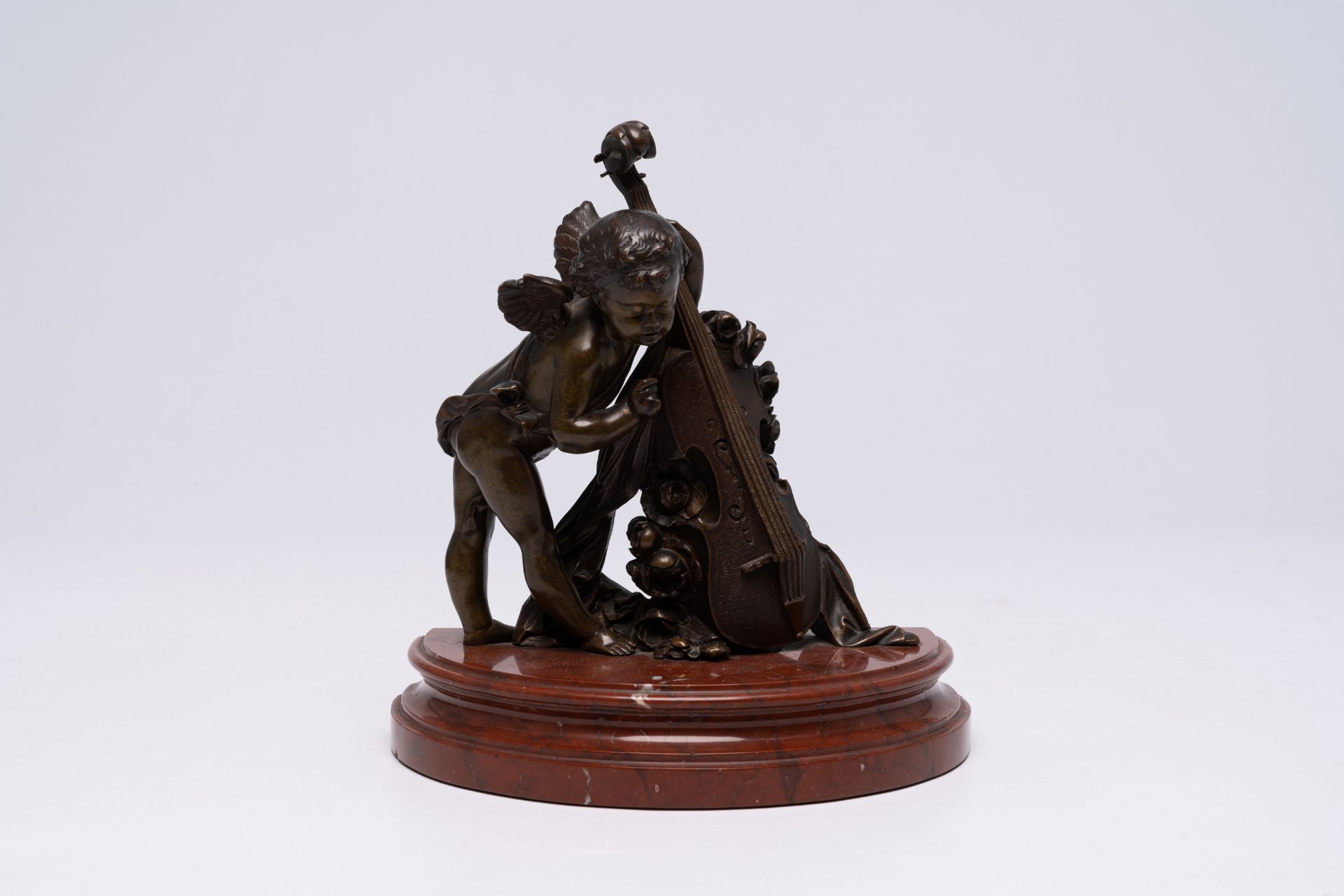 French school: An angel playing a double bass, brown patinated bronze on a red marble base, 19th/20t - Image 2 of 7