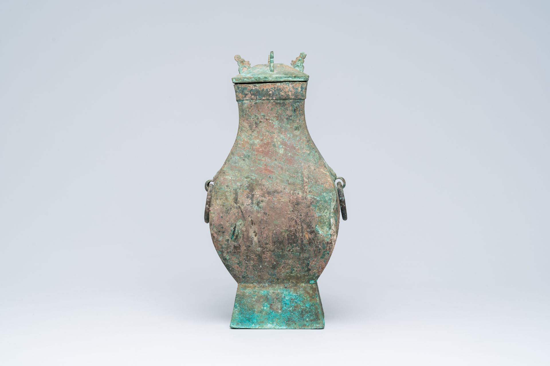 A Chinese bronze 'Fang' vase and cover, Han - Bild 4 aus 9