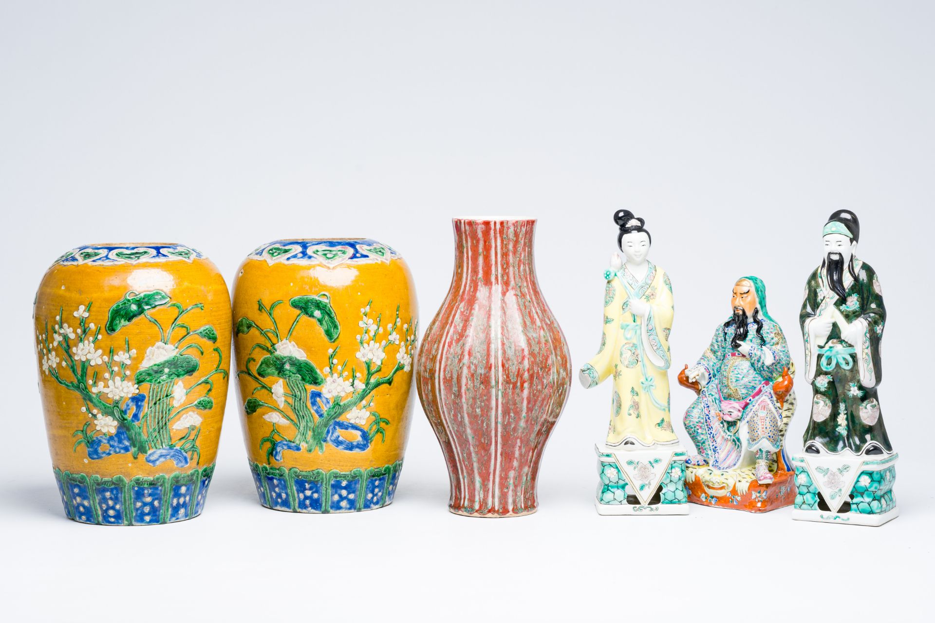 A varied collection of Chinese porcelain, 19th/20th C.