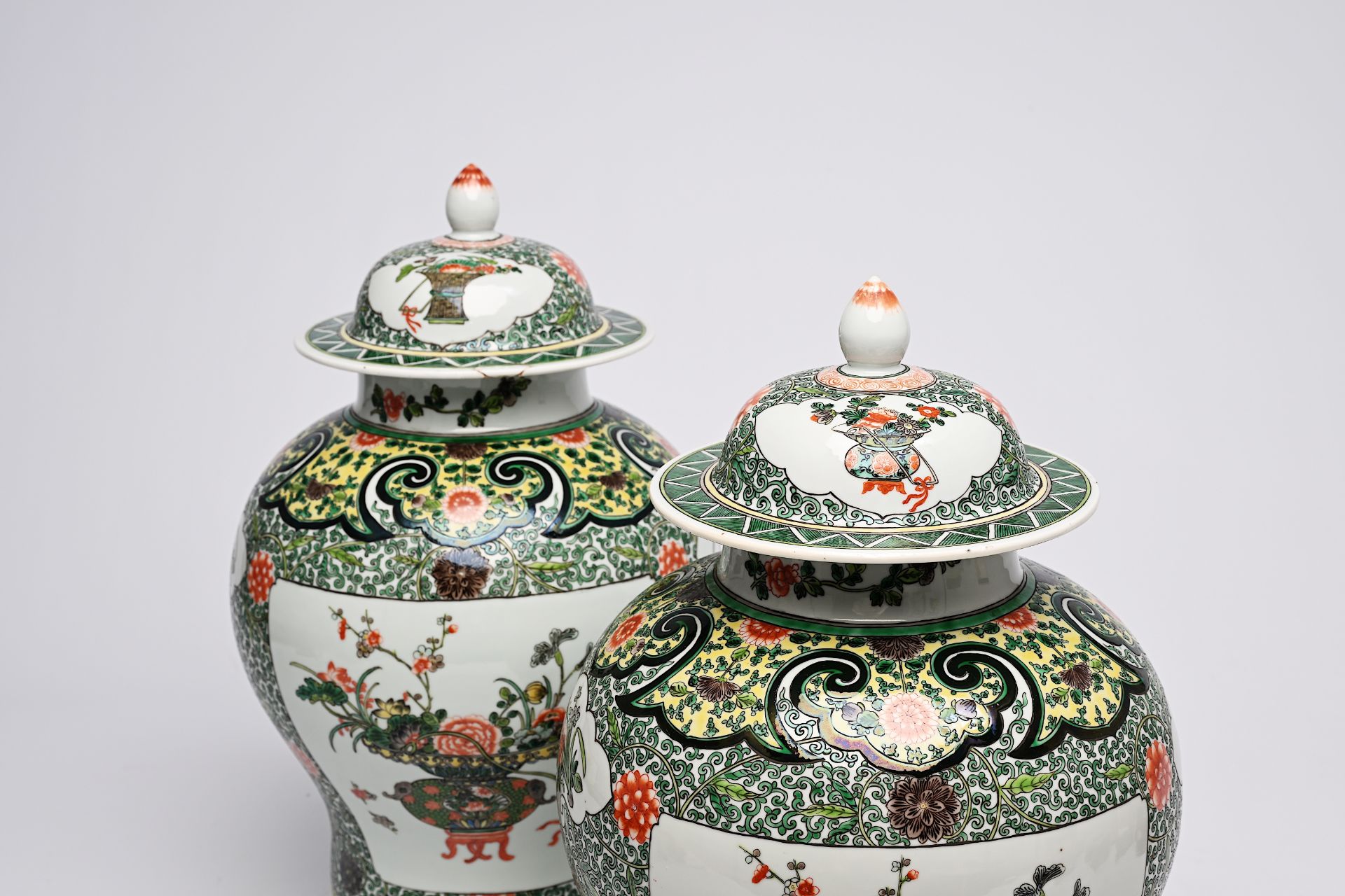 A pair of Chinese famille verte vases and covers with flower baskets and floral design, 19th C. - Image 16 of 16