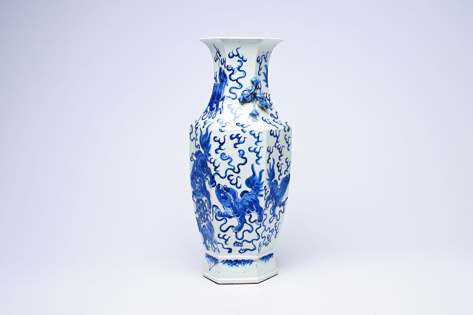 A hexagonal Chinese blue and white 'Buddhist lions' vase, 19th C. - Image 3 of 20