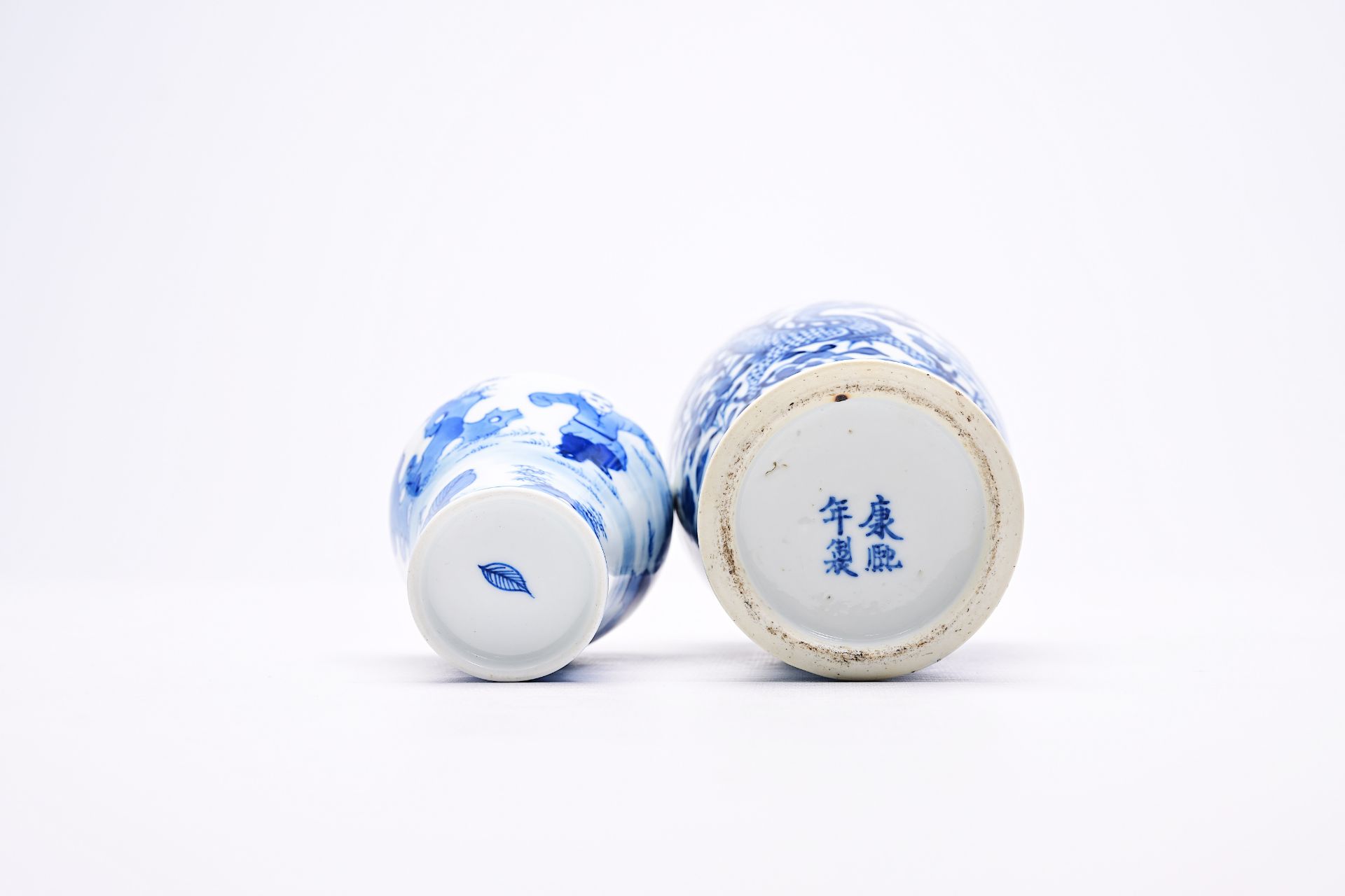 A varied collection of Chinese blue and white porcelain with floral design and figures in a landscap - Bild 21 aus 22