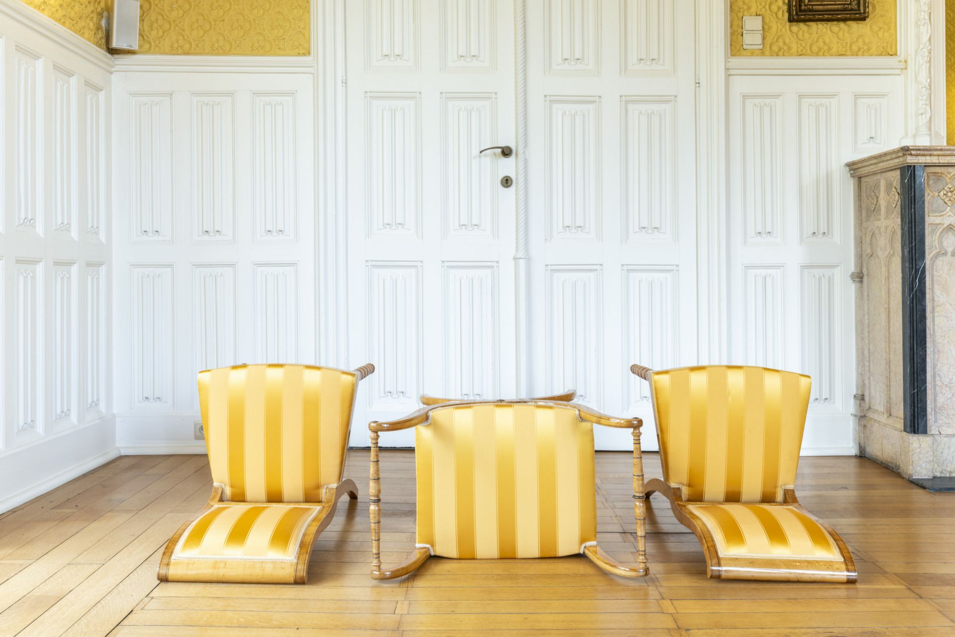 A 13-piece Biedermeier salon set comprising 3 sofas, 8 chairs and 2 footstools with yellow silk upho - Bild 33 aus 34