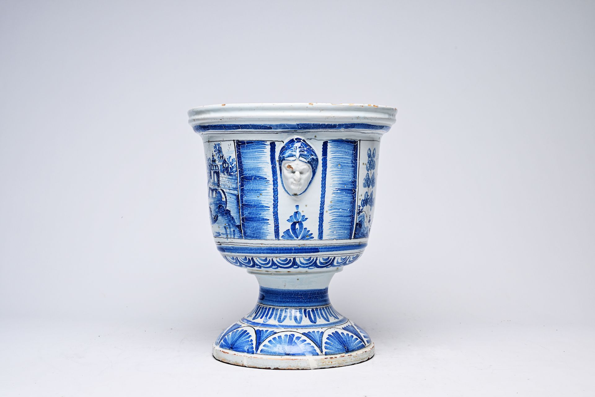 A French blue and white vase on stand with oriental landscapes and mascarons, Nevers, 18th C. - Bild 4 aus 6