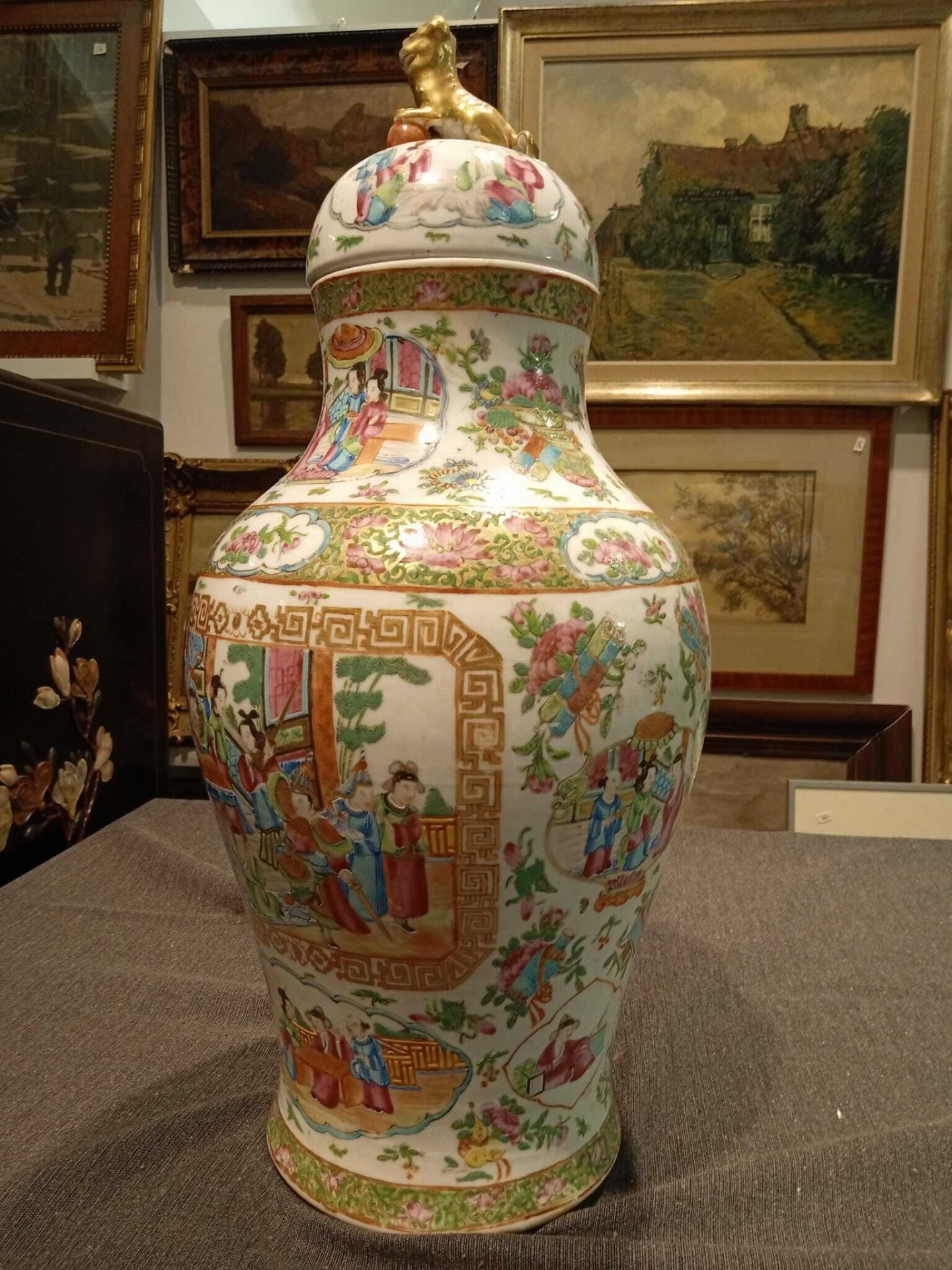 Two Chinese Canton famille rose vases with palace scenes, one of which mounted as a lamp, 19th C. - Bild 19 aus 46