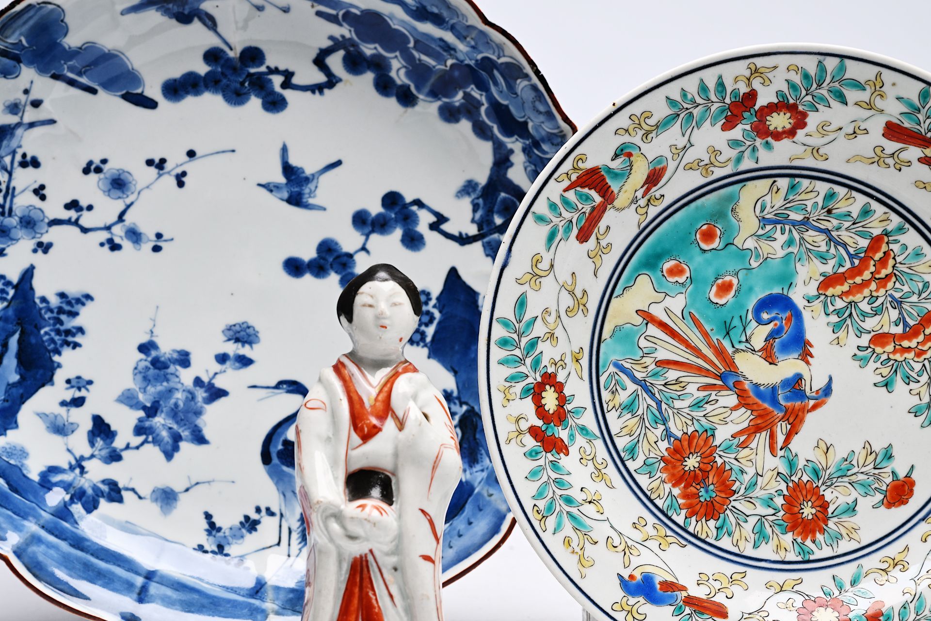 A Japanese blue and white and a Kakiemon plate with birds in a landscape and a 'bijin' figure, Edo/M - Bild 5 aus 5