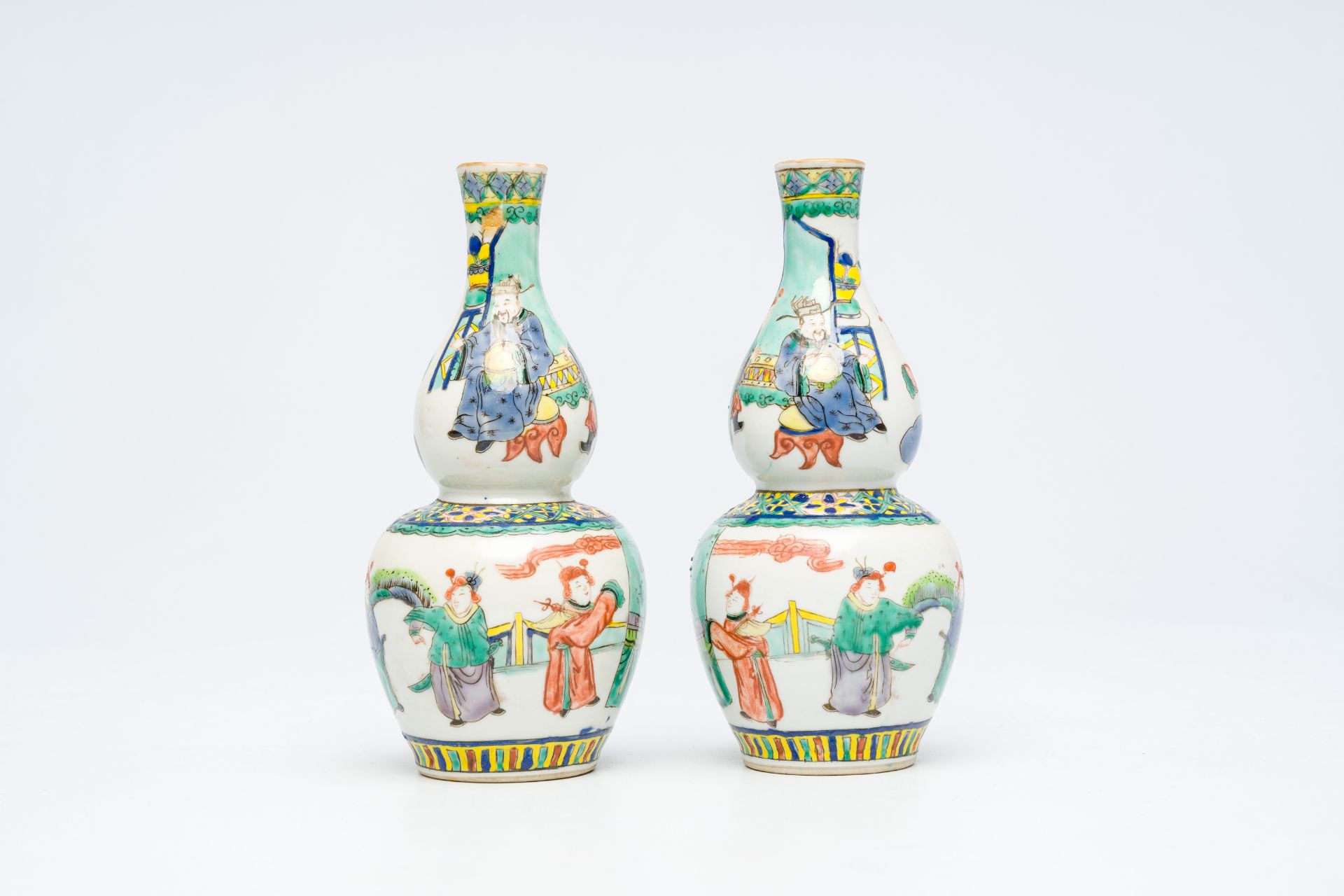 A pair of Chinese famille verte double gourd vases and a plate, 19th C. - Bild 7 aus 17